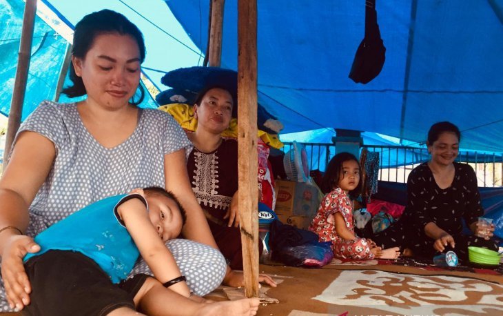 Balita dan anak-anak berada di tenda pengungsian di luar halaman Stadion Manakarra, Kabupaten Mamuju, Provinsi Sulawesi Barat, Kamis (21/1)