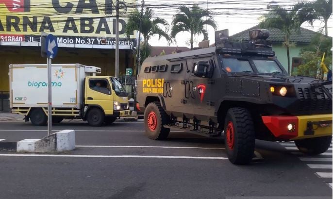 Mobil boks PT Biofarma yang memuat vaksin covid-19 dikawal Barracuda menuju Gudang Farmasi Dinas Kesehatan DIY, Selasa (5/1).