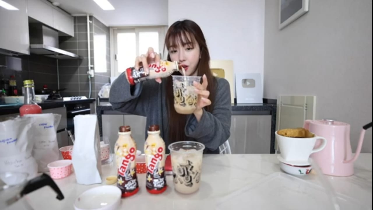 Sunny Dahye, seorang youtuber dan beauty influencer, menyemangati kaum muda dengan membuat kreasi minuman di rumahnya. 