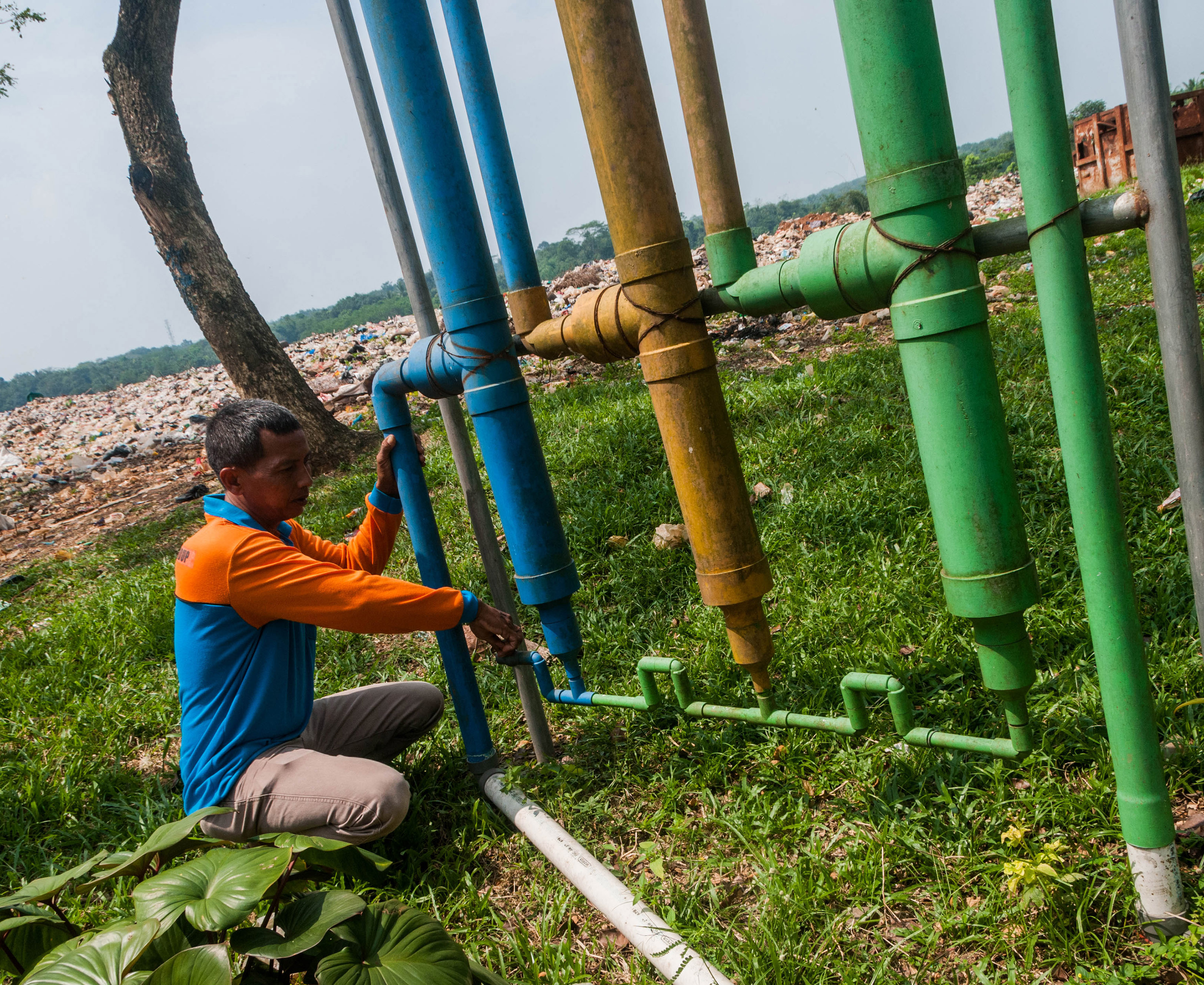 PEMANFAATAN SAMPAH ORGANIK MENJADI BIOGAS: Petugas menyambungkan saluran pipa gas sampah organik di Tempat Pembuangan Sampah TPS Dengung.