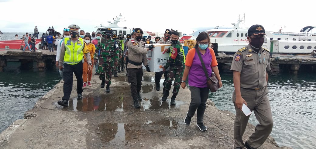 Petugas membawa kotak vaksin Covid-19 di Kabupaten Lembata, NTT, Jumat (29/1). 