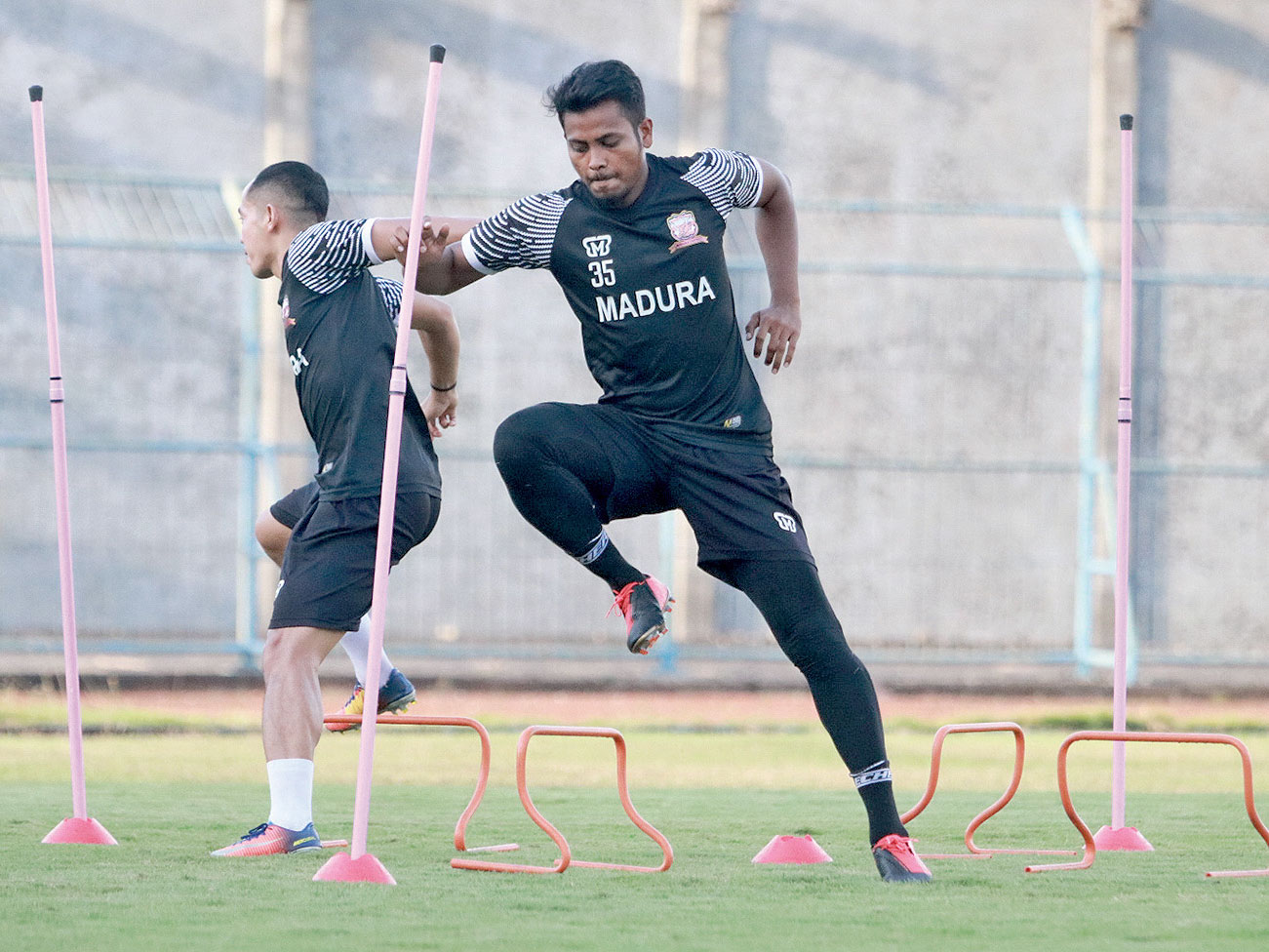 BUBARKAN TIM: Pemain Madura United saat menjalani latihan di Stadion Delta Sidoarjo, Jawa Timur, awal September tahun lalu