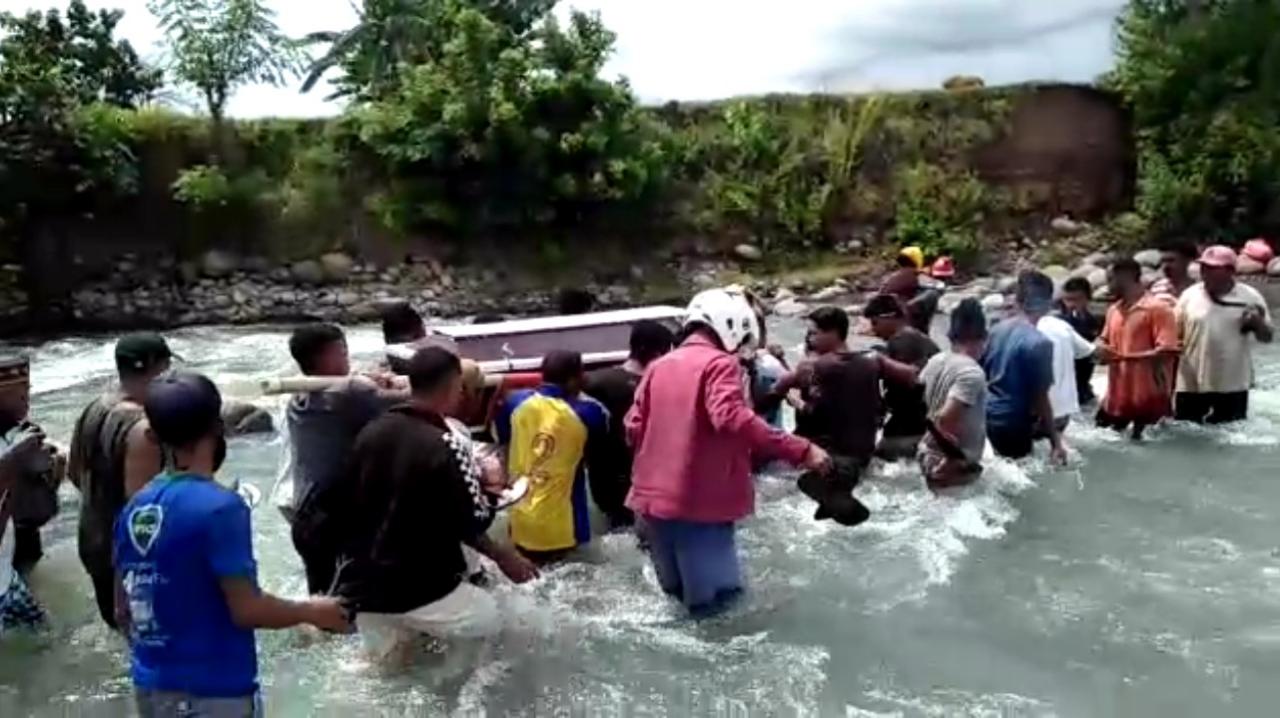 Buruknya kondisi jalan dan ketiadaan jembatan menyebabkan penderitaan bagi warga di Kabupaten Manggarai Timur, Nusa Tenggara Timur.