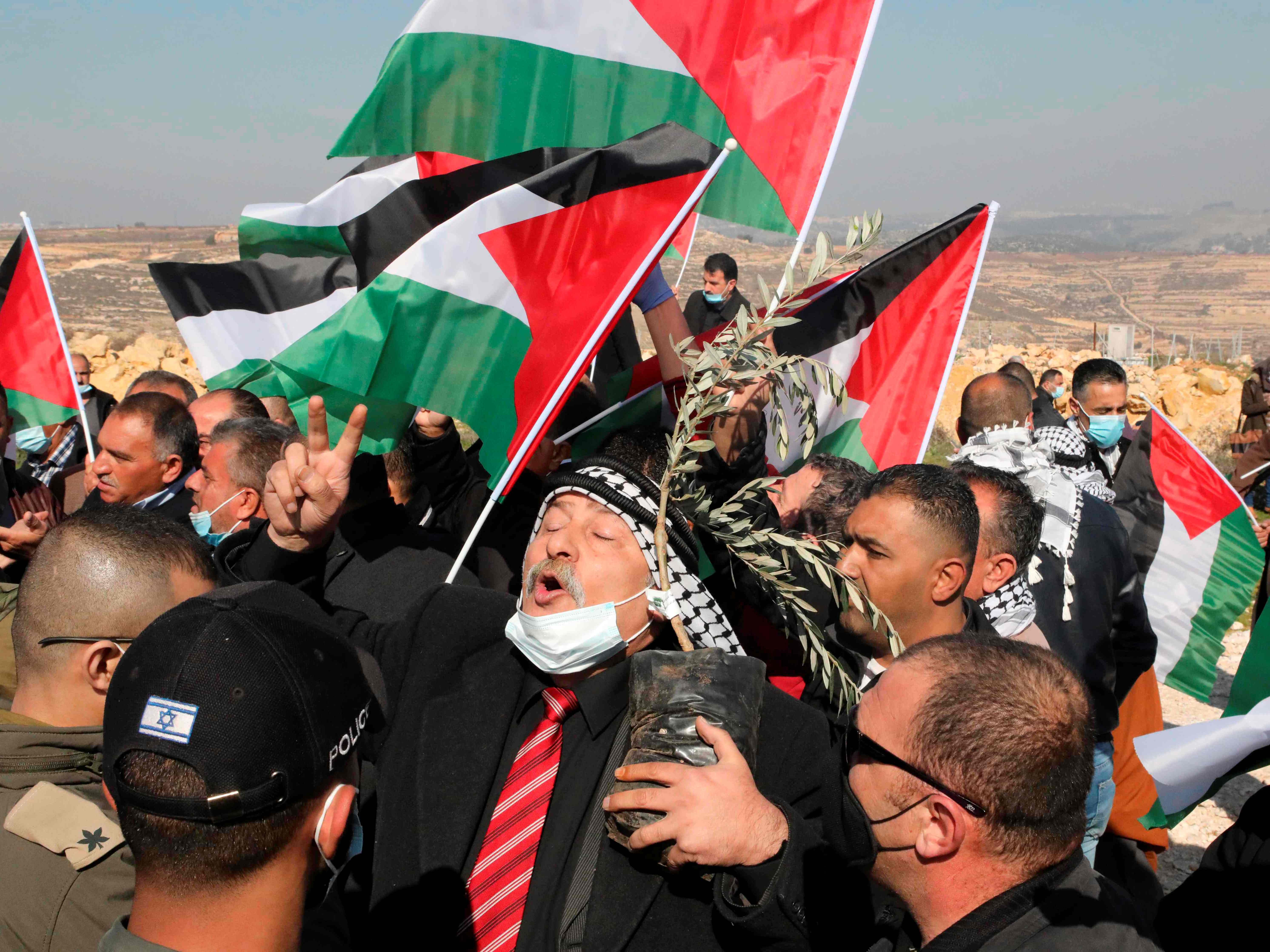 Anggota pasukan keamanan Israel memblokade demonstran Palestina yang mencoba mencapai tanah mereka yang disita oleh otoritas Israel.