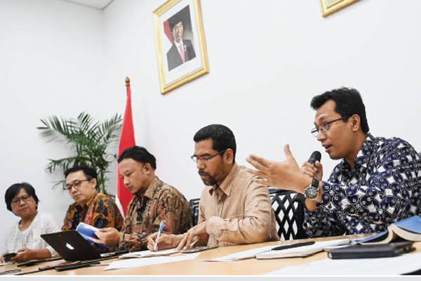 Komisioner Komnas HAM (dari kiri) Sandrayati Moniaga, Beka Ulung Hapsara, Mohammad Choirul Anam, Amiruddin, dan Munafrizal Manan  