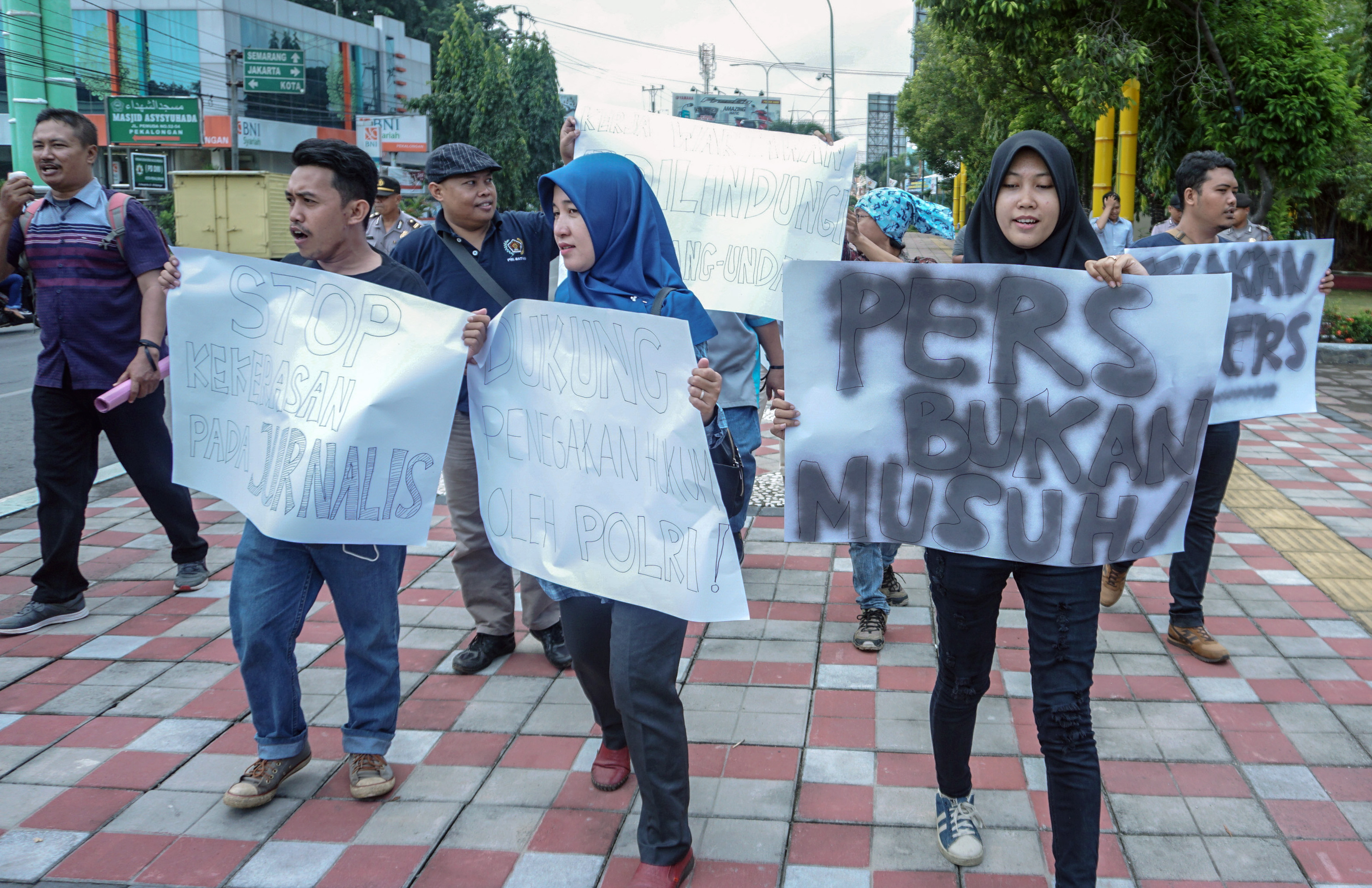 Sejumlah jurnalis membentangkan poster saat melakukan aksi damai dan keprihatinan kekerasan terhadap jurnalis di Pekalongan, Jawa Tengah, 