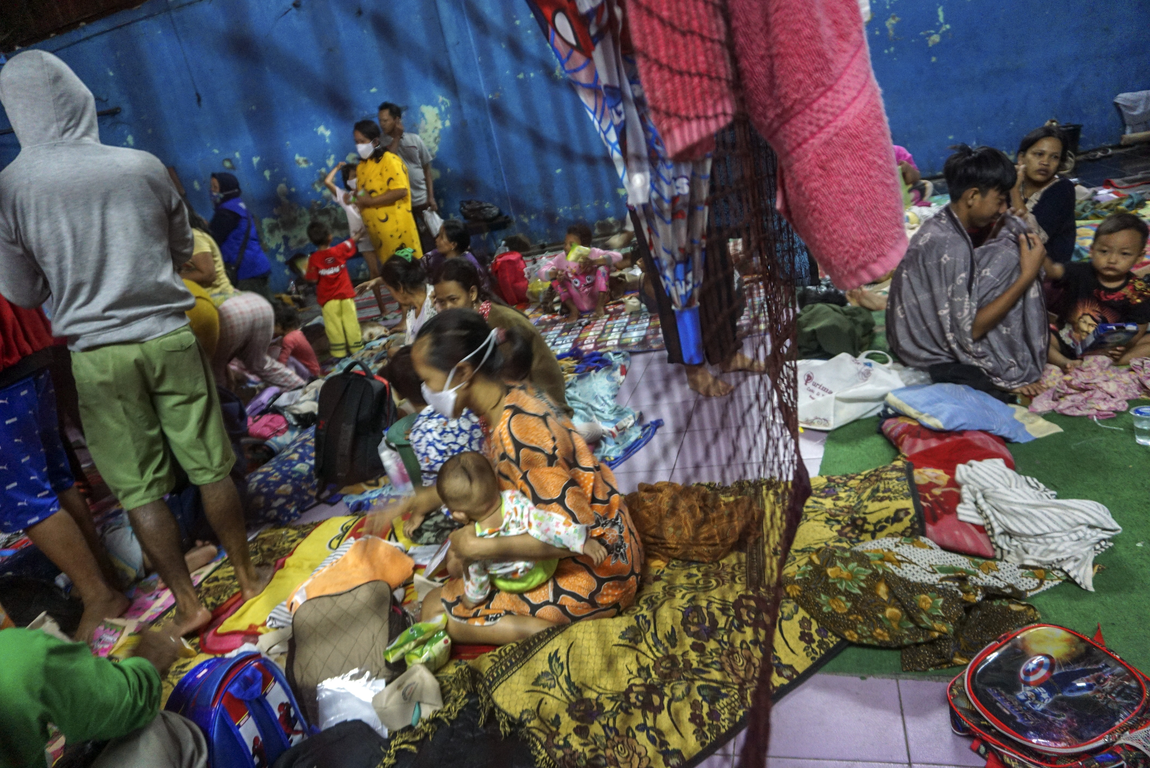 Warga korban banjir mengungsi di gedung serba guna kelurahan di Sampangan, Pekalongan, Jawa Tengah.