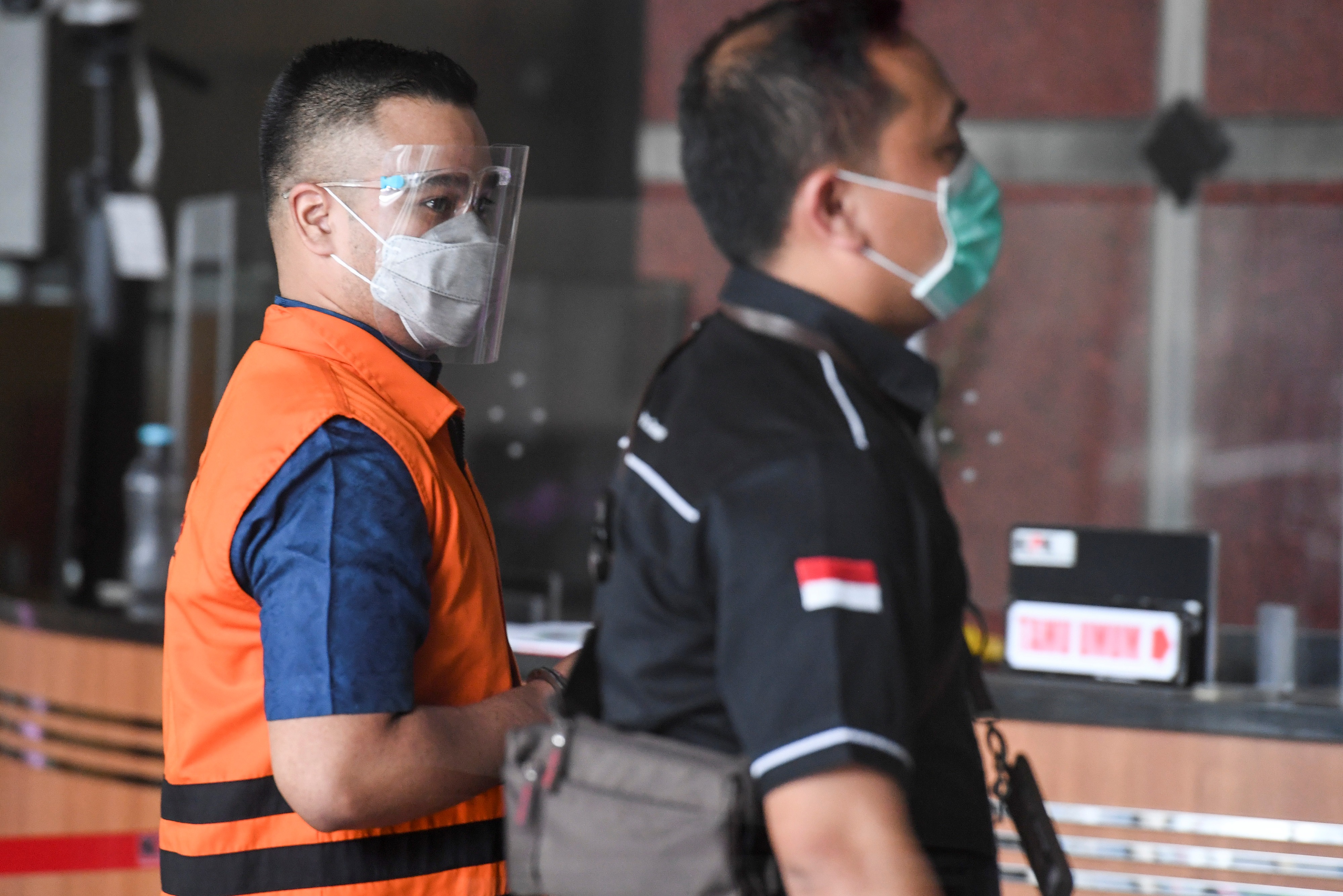 Terdakwa kasus penerimaan suap dan gratifikasi terkait pengurusan perkara di Mahkamah Agung (MA) Rezky Herbiyono (kiri). 