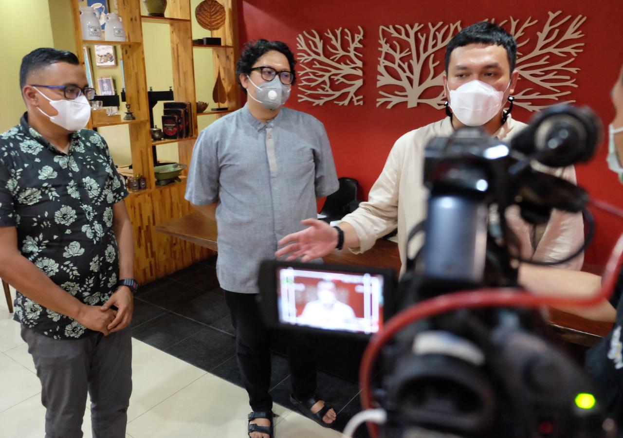 Tiga anggota Senat Akademik Universitas Sumatera Utara Mohammad Fadly Syahputra, Romi Fadillah Rahmat dan Doli Muhammad Ja'far I(kiri-kanan)