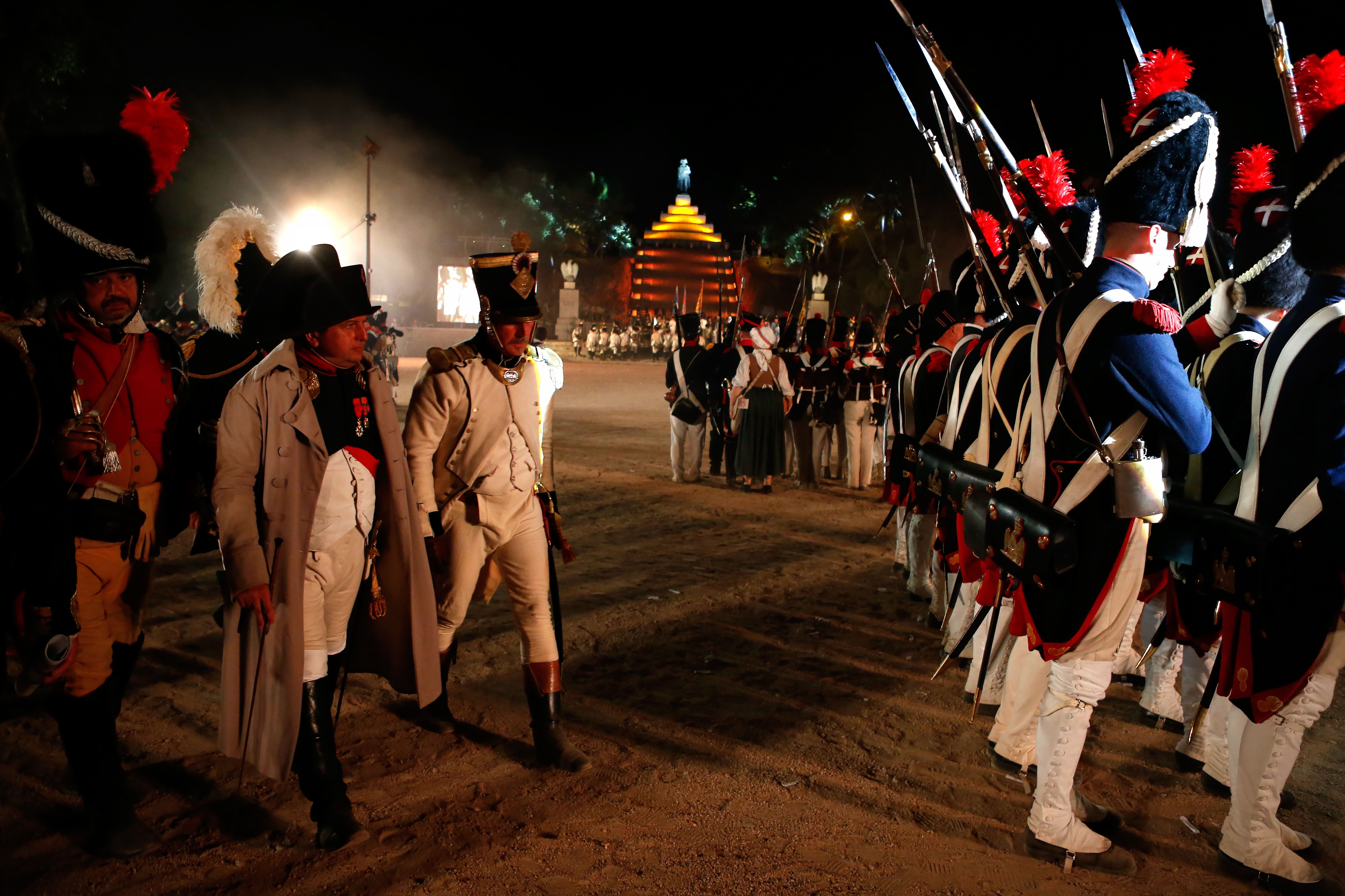 Para aktor memerankan tentara Napoleon untuk merekonstruksi pertempuran Austerlitz, Agustus Tahun lalu. 