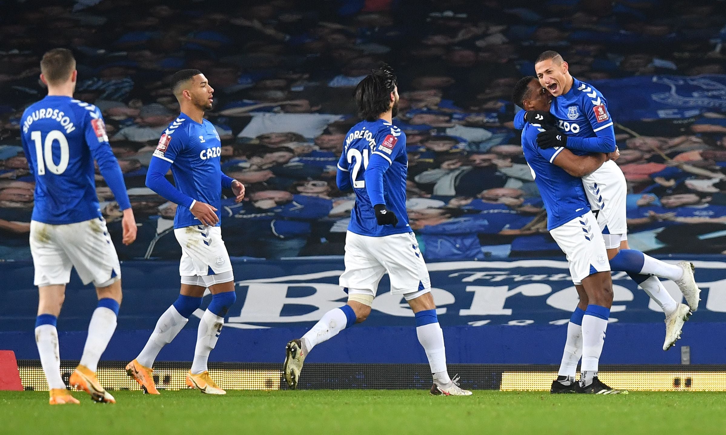 Pemain Everton melakukan selebrasi gol