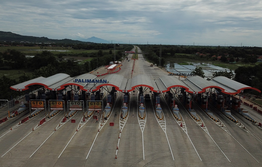 Ilustrasi. Kendaraan melintas di pintu Tol Cipali Palimanan, Cirebon, Jawa Barat, Kamis (21/5/2020)