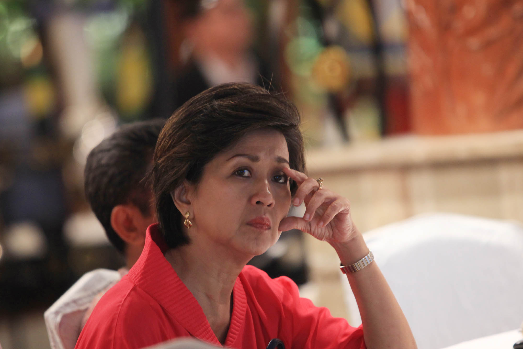 Nasabah memperhatikan penawaran penjualan Obligasi Ritel Indonesia.