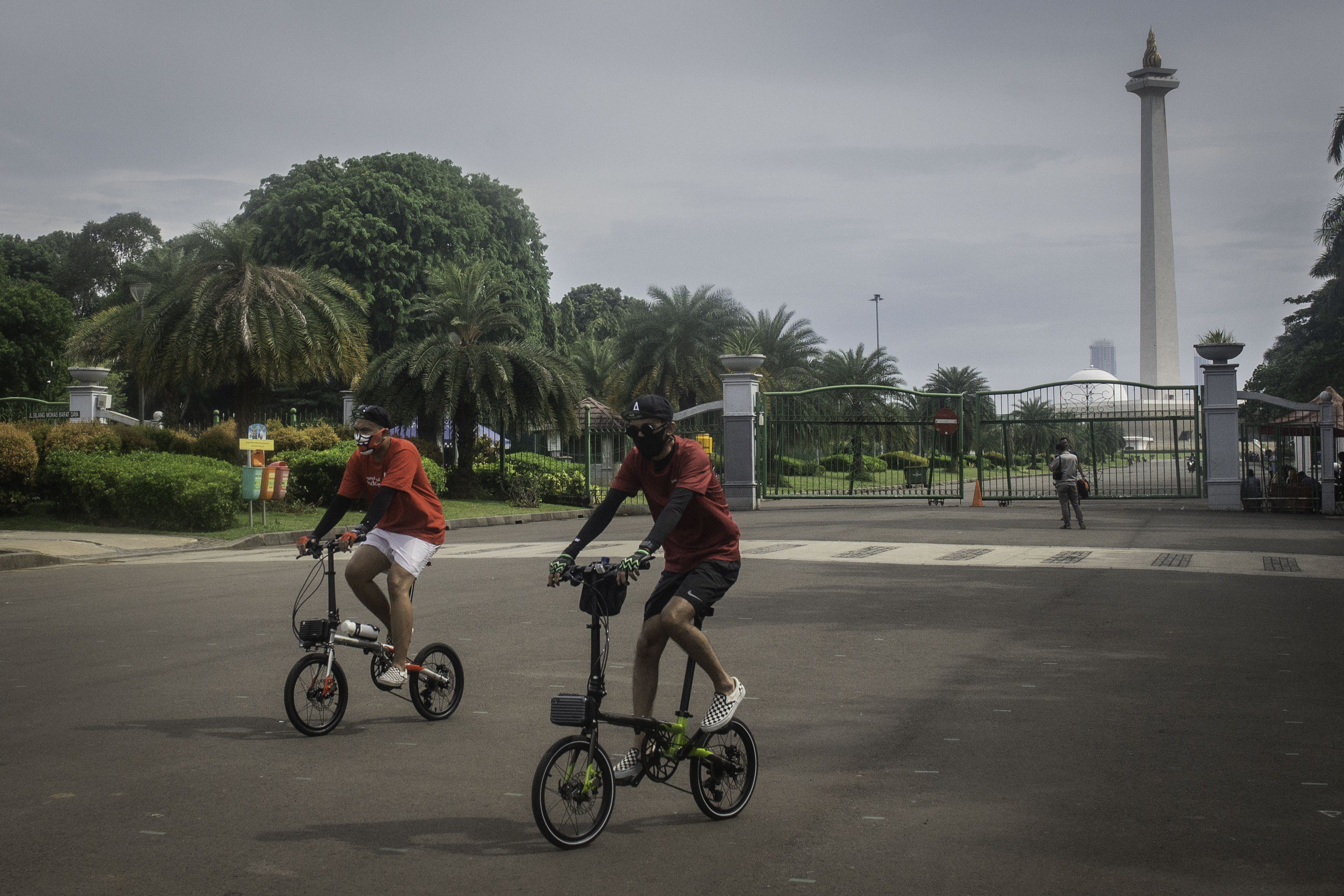 Pesepeda melintas di kawasan Monas, Jakarta