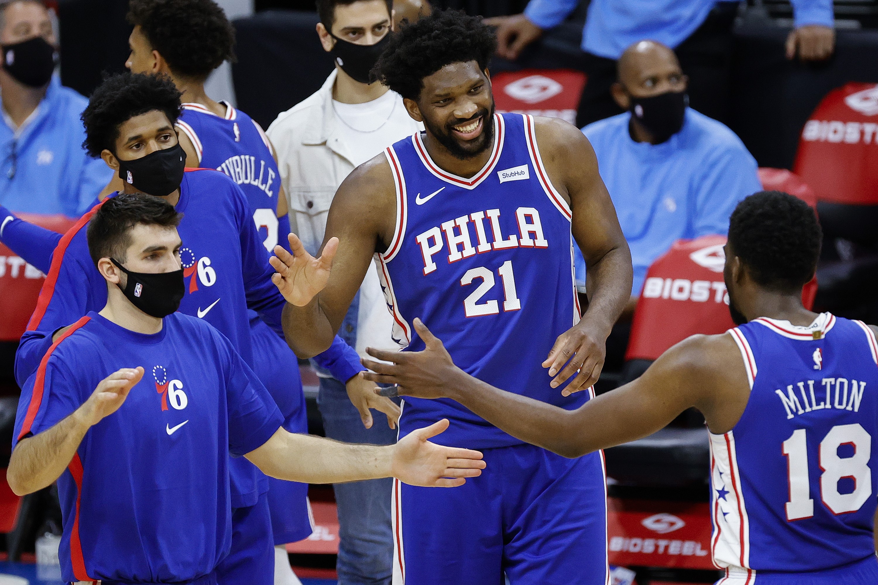 Para pemain Philadelphia 76ers merayakan kemenangan atas Charlotte Hornets di laga NBA.