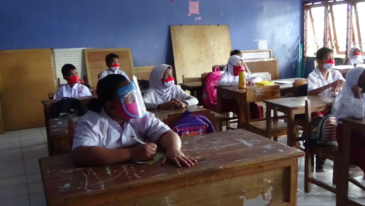 Kegiatan sekolah tatap muka di Kabupaten Flores Timur, NTT sebelum bupati memutuskan meniadakan kegiatan belajar tatap muka di sekolah.