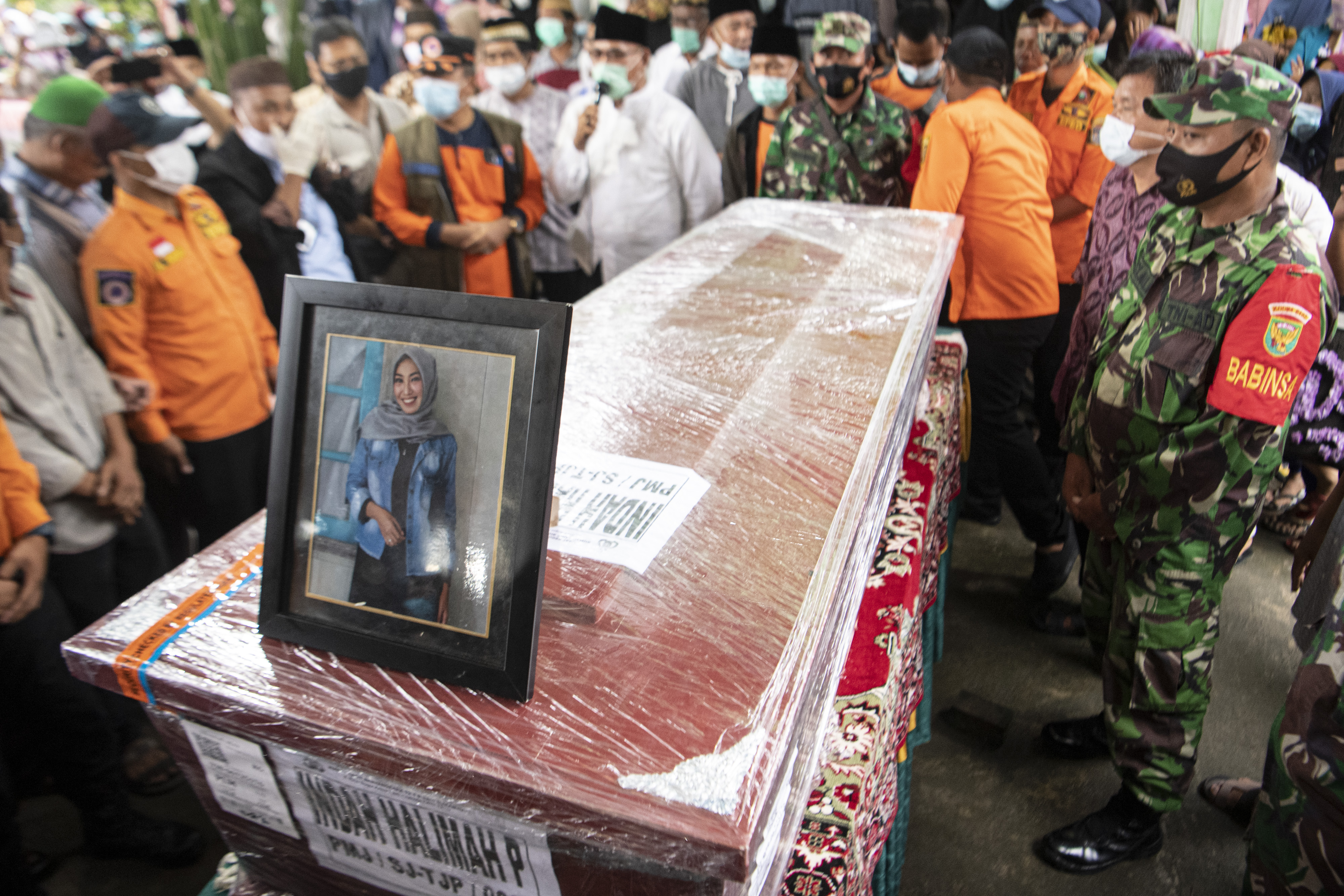 Sejumlah keluarga dan kerabat bersiap memakamkan jenazah Indah Halimah Putri di Desa Sungai Pinang, Ogan Ilir, Sumsel, Minggu (17/1).