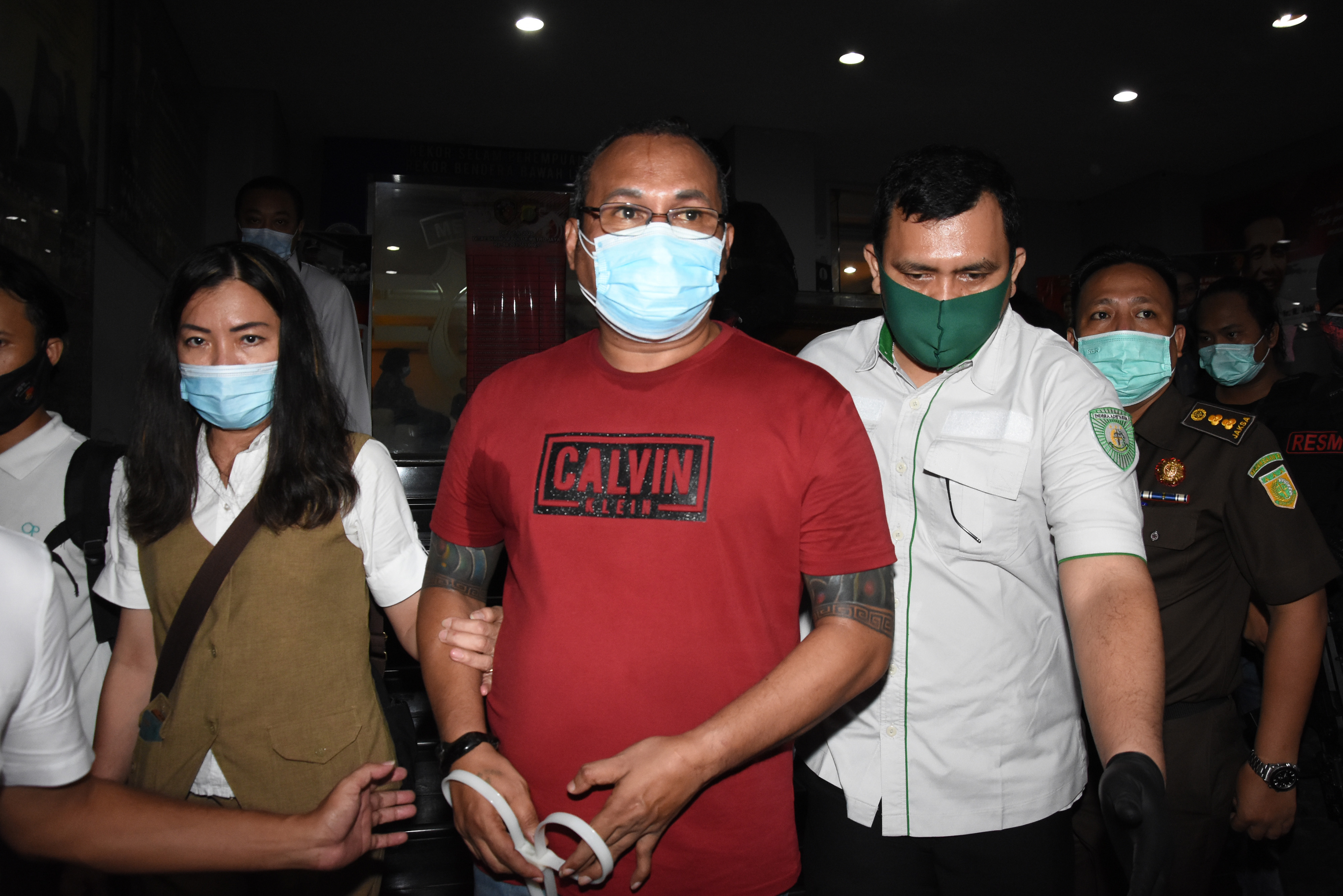 Tersangka pelaku pembunuhan berencana dan penyerangan John Refra alias John Kei (tengah).