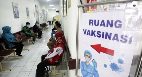 Relawan menjaga jarak saat mengantre untuk menjalani vaksinasi Covid-19 dalam simulasi di Puskesmas Tanah Sareal, Kota Bogor, Jawa Barat. 