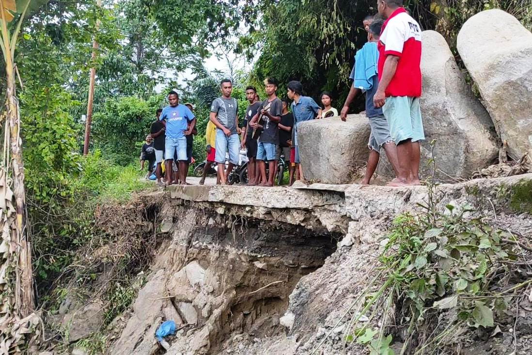  Jalan yang rusak akibat longsor. 