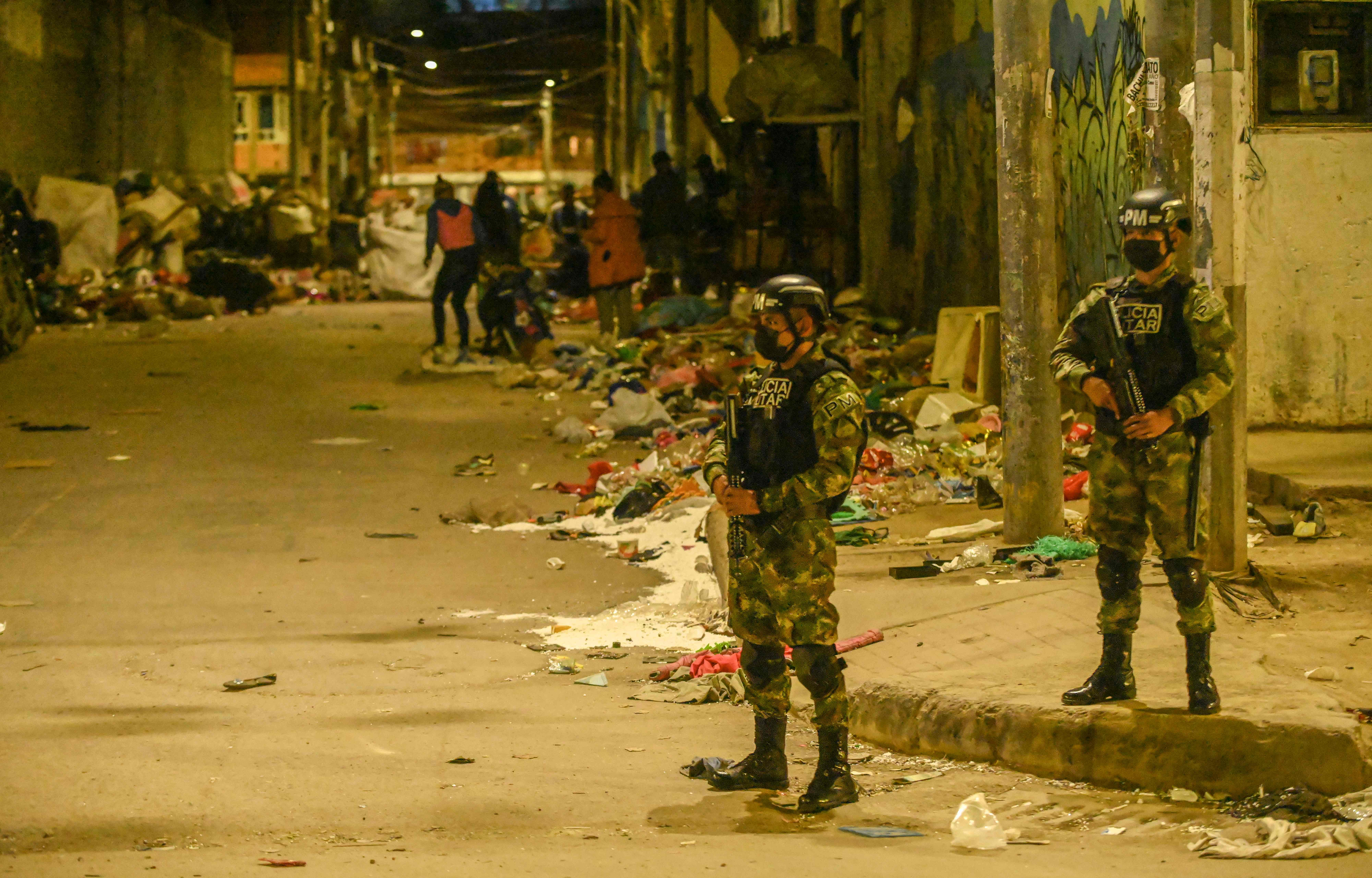 Personel militer Kolombia berpatroli di jalanan Kota Bogota saat pemberlakuan lockdown covid-19.