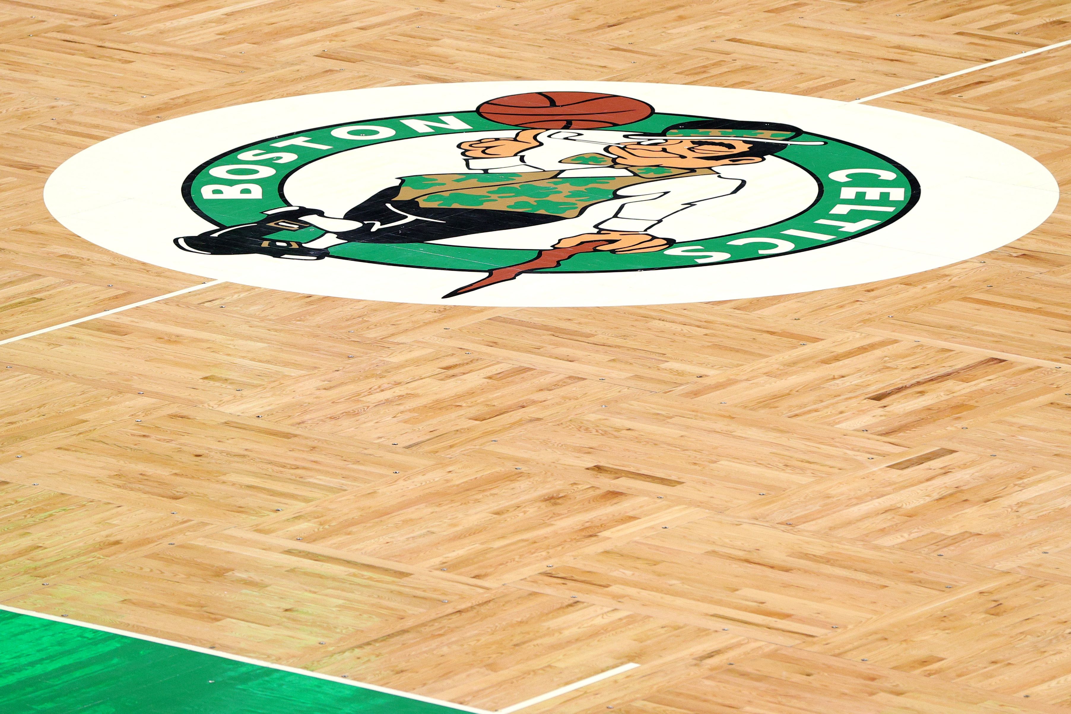 Logo klub NBA Boston Celtics terlihat di TD Garden.