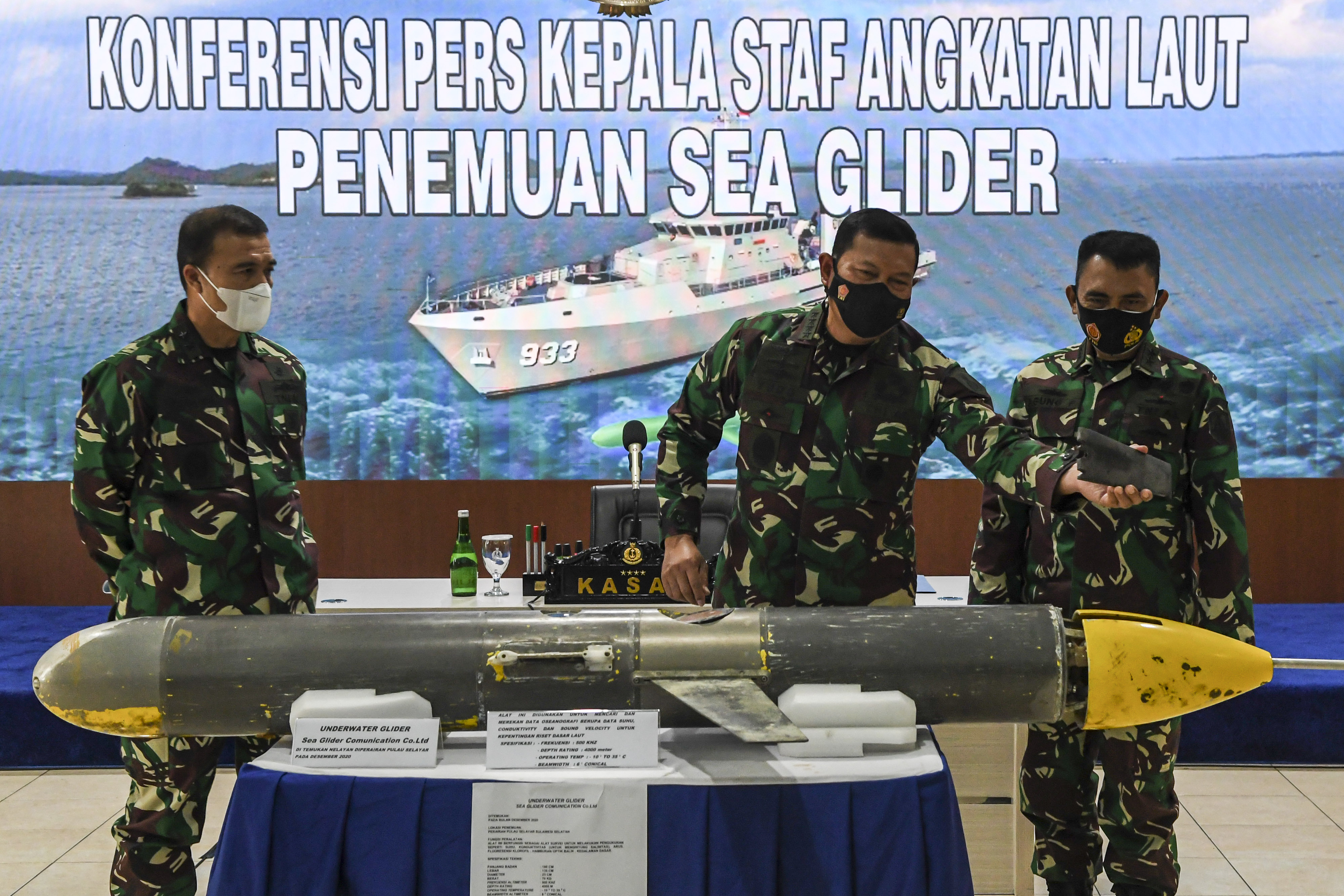 Kepala Staf Angkatan Laut (KSAL) Laksamana Yudo Margono (tengah) menjelaskan penemuan alat berupa sea glider saat konferensi pers di Jakarta