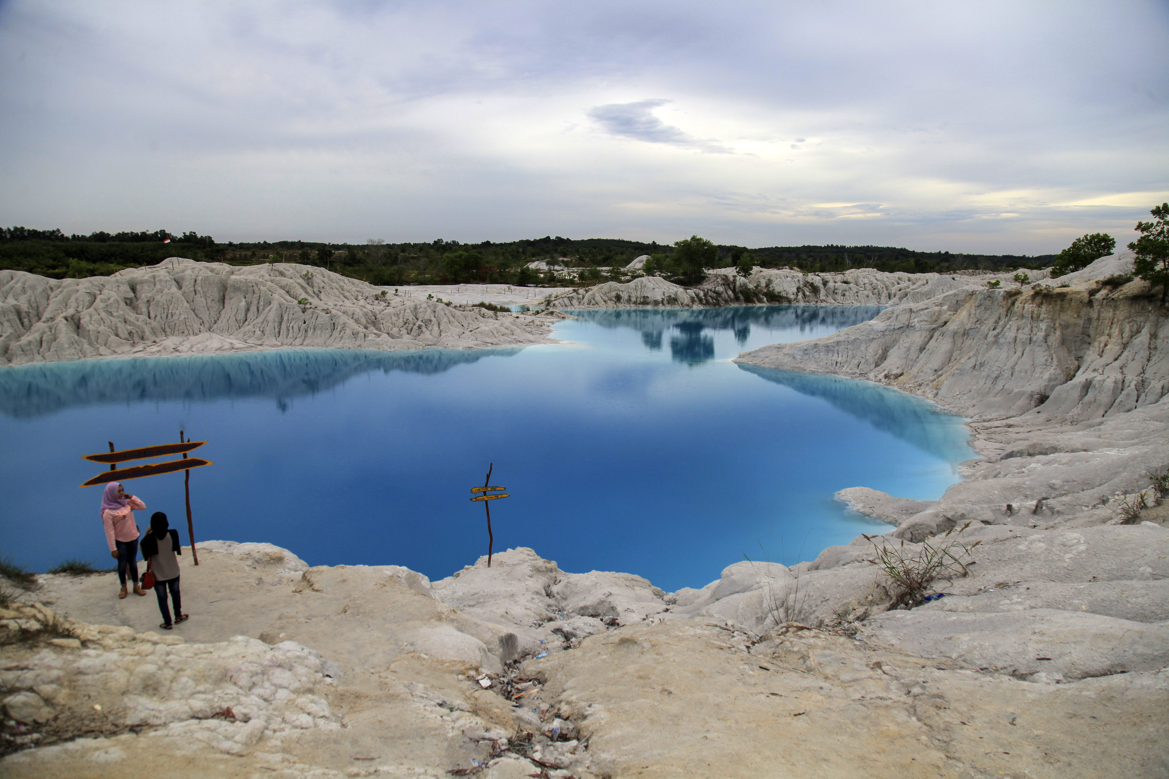 Pengunjung mengamati pemandangan Danau Kaolin di Kobak, Bangka Tengah, Bangka Belitung