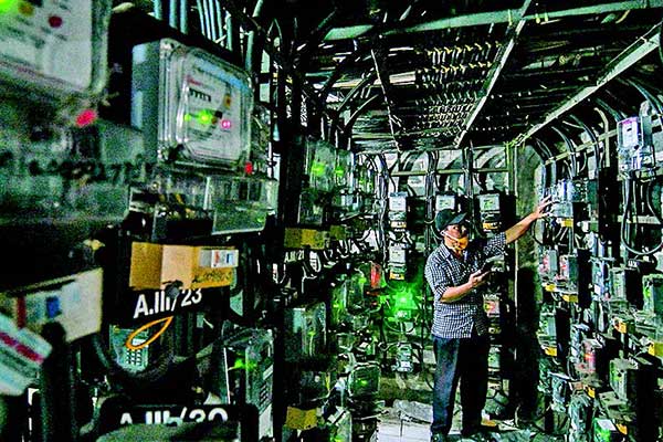 Warga memasukkan nomor token listrik PLN di Rumah Susun Bendungan Hilir 2, Jakarta, kemarin.