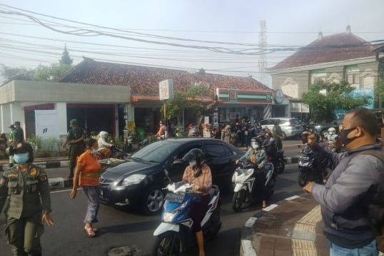 Tim Gabungan Kelurahan Panjer, Denpasar melakukan razia penegakan disiplin prokes, Jumat (29/1). 