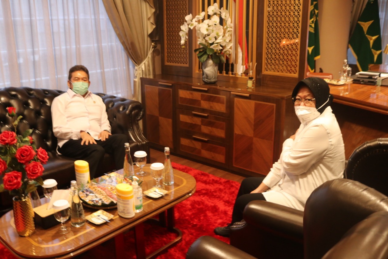 Menteri Sosial Tri Rismaharini menemui Jaksa Agung ST Burhanuddin.