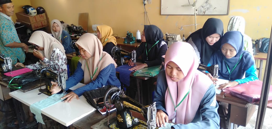 Sejumlah pelajar putri mengenakan jilbab di sekolah
