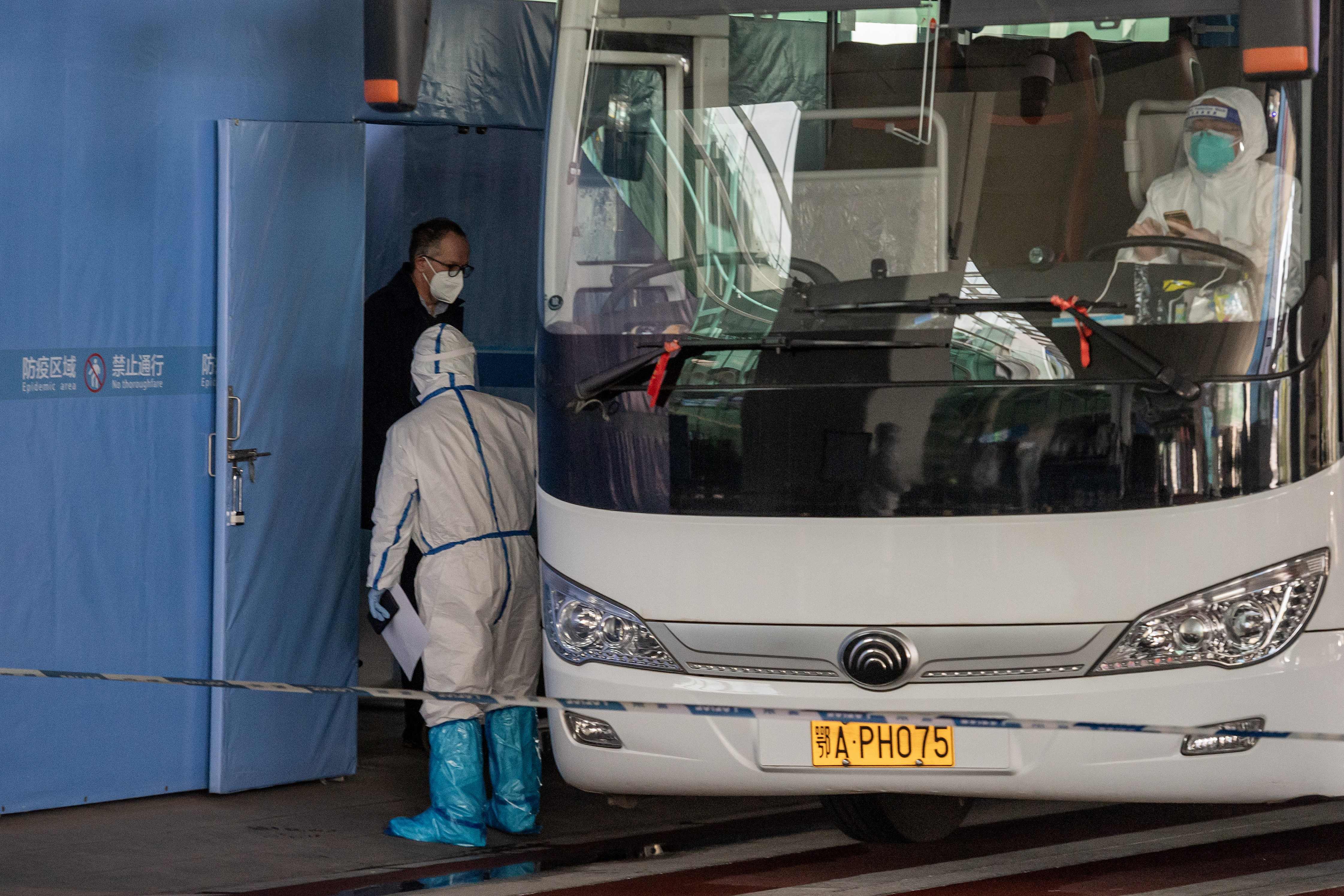 Tim WHO yang akan menginvesitigasi sumber awal Covid-19 tiba di Kota Wuhan, Provinsi Hubei, Tiongkok, Kamis (14/1).   