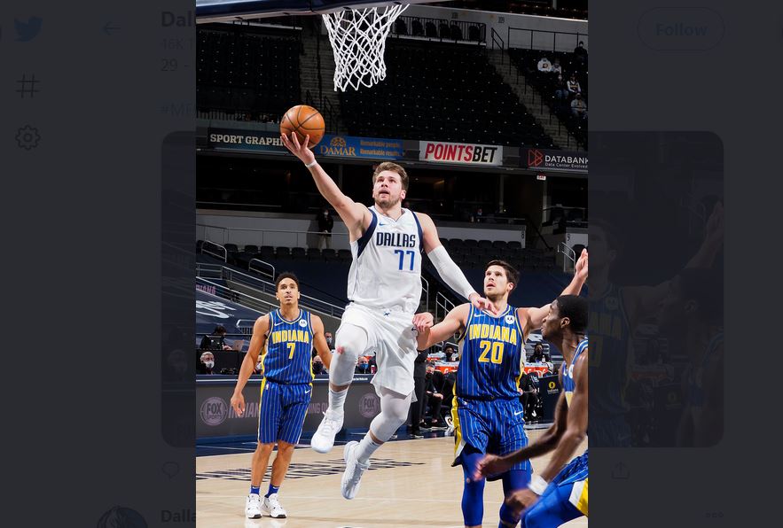 Bintang Dallas Mavericks Luka Doncic melakukan lay-up dalam laga NBA melawan Indiana Pacers