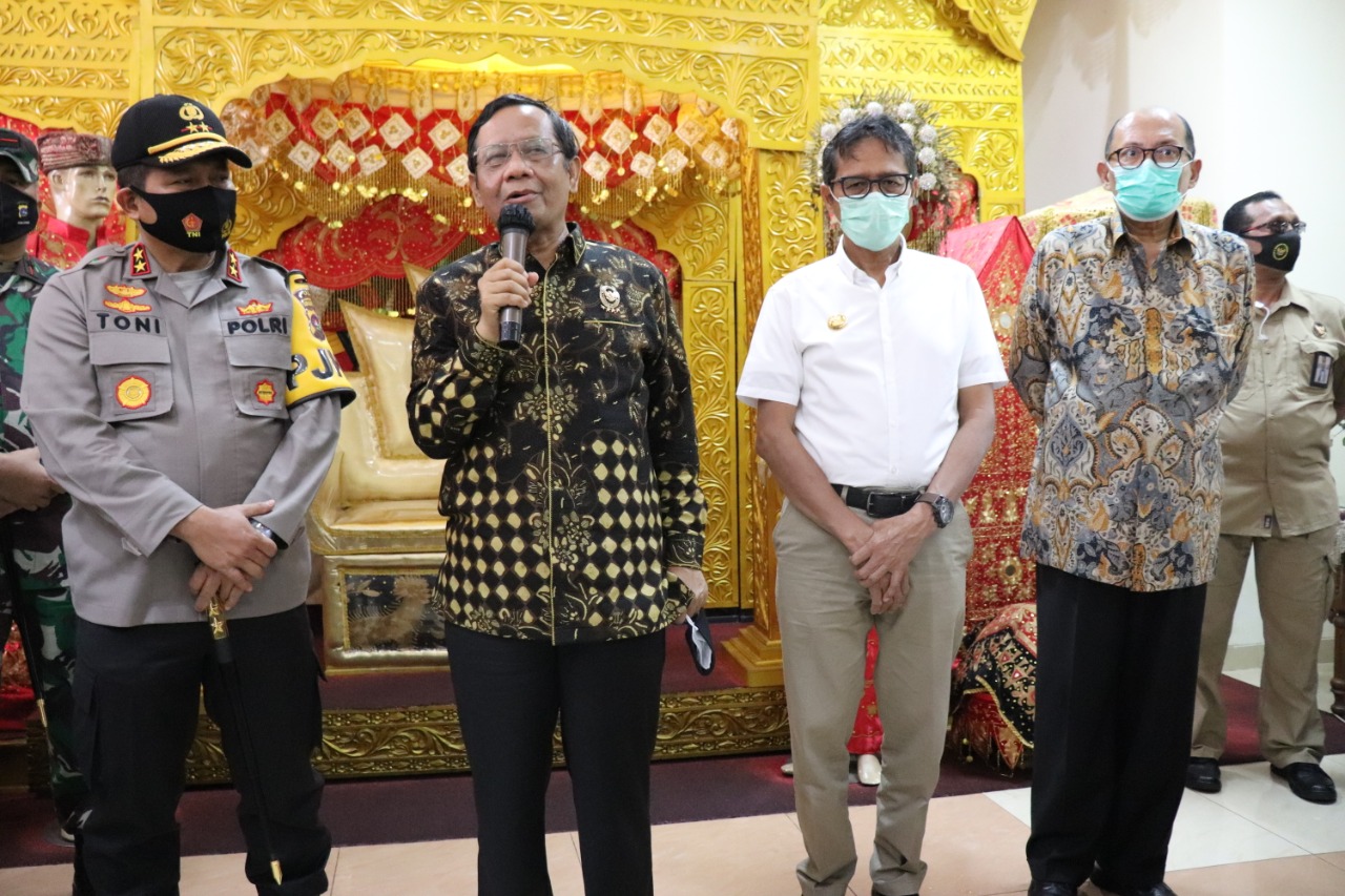  Menko Polhukam Moh. Mahfud MD (kedua dari kanan) mengajak masyarakat ikut menjaga stabilitas keamanan, politik dan taat hukum.