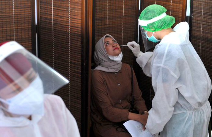 Seorang warga melakukan rapid test antigen.