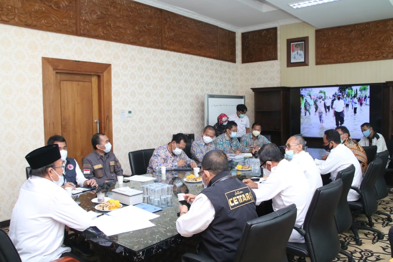 Bupati Fadel(berkopiah) memimpin rapat membahas banjir Bengawan Jero di ruang kerjanya, Kamis (21/1/2021)