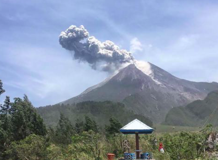 Ilustrasi.- Letusan Gunung Merapi terlihat dari bungker Kaliadem, Cangkringan, Sleman, DI Yogyakarta, Minggu (17/11/2019).