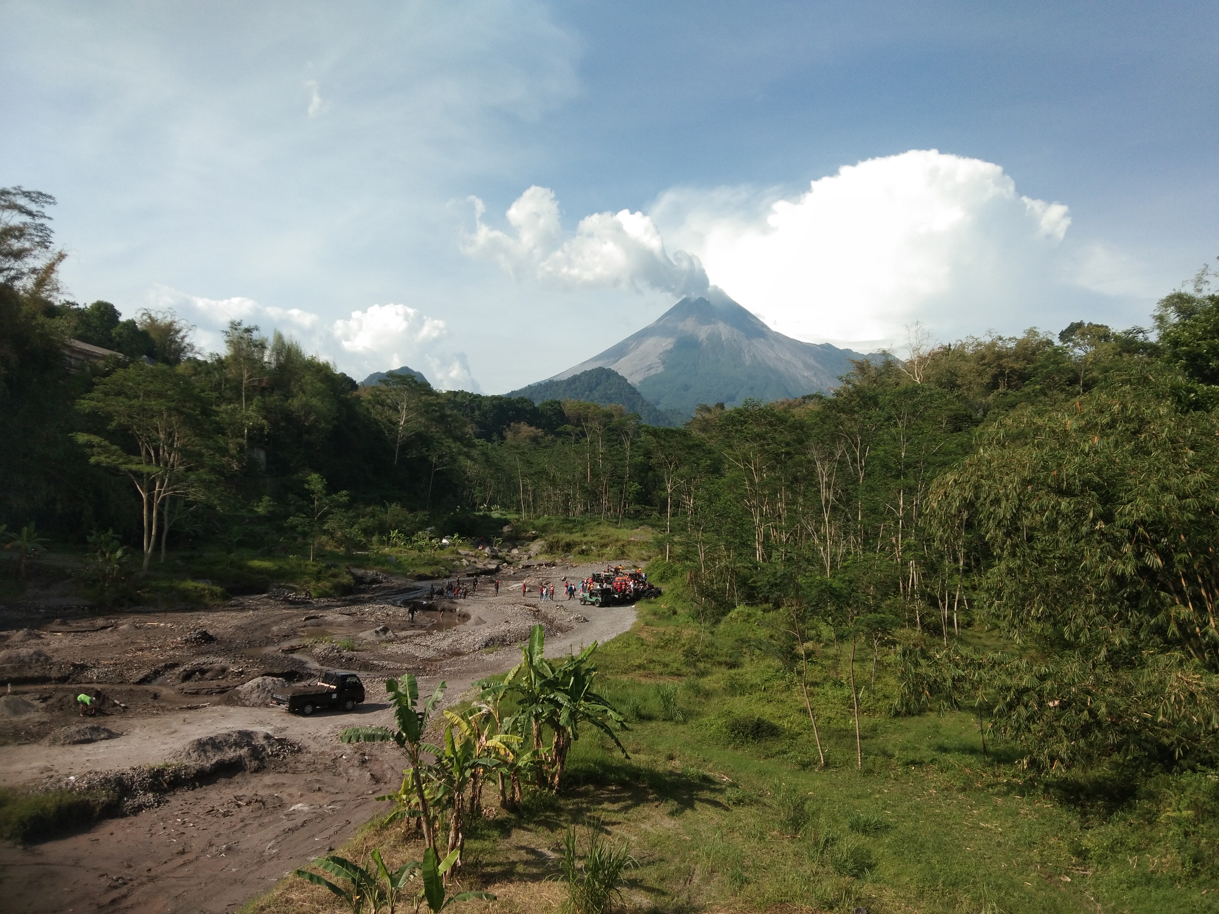 Gunung Merapi dilihat dari Dam Sungai Kuning, Pakem.
