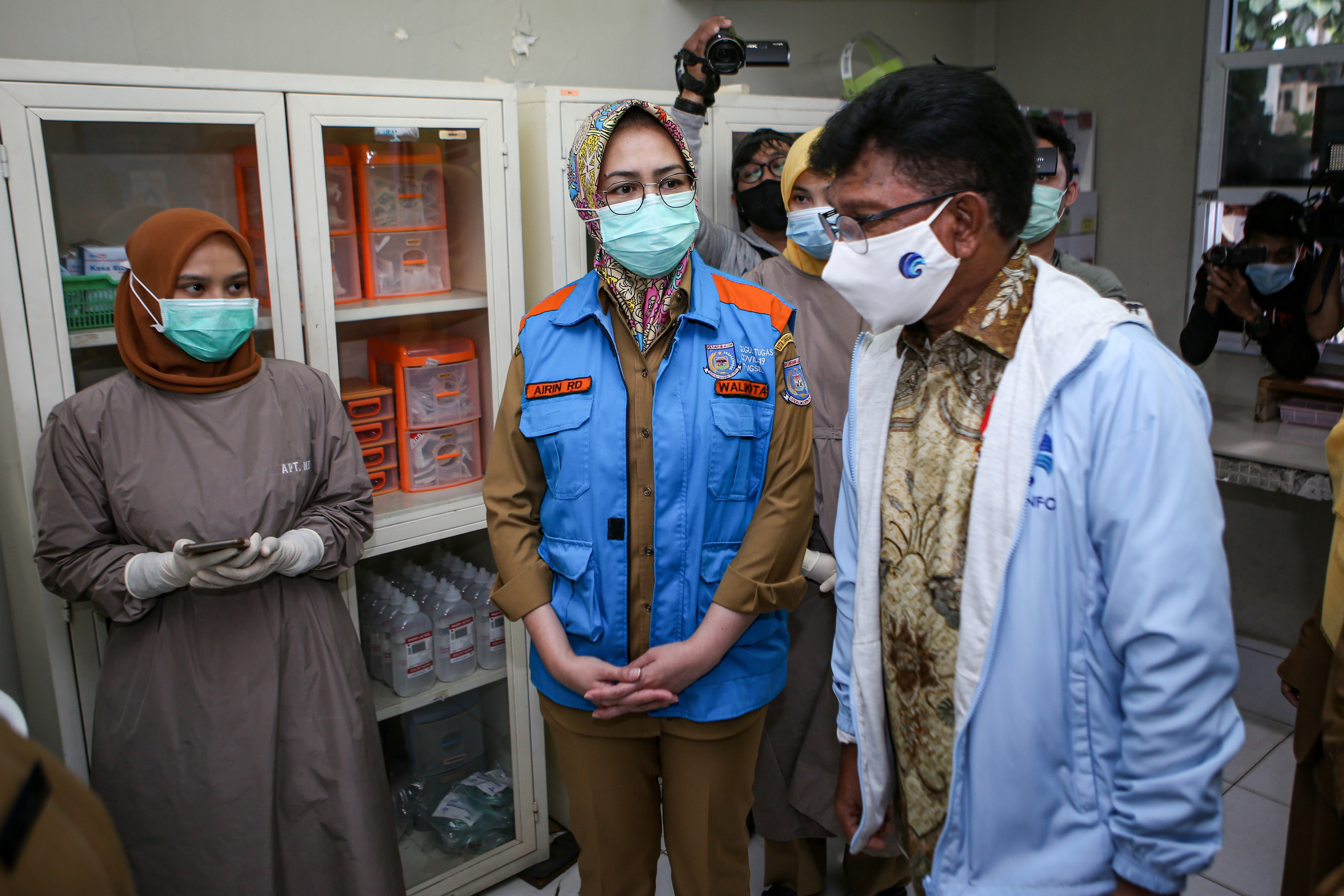 Menkominfo Johnny G Plate meninjau uji coba Sistem Informasi Satu Data Vaksinasi covid-19 di Tangerang Selatan, Banten, Selasa (12/1). 