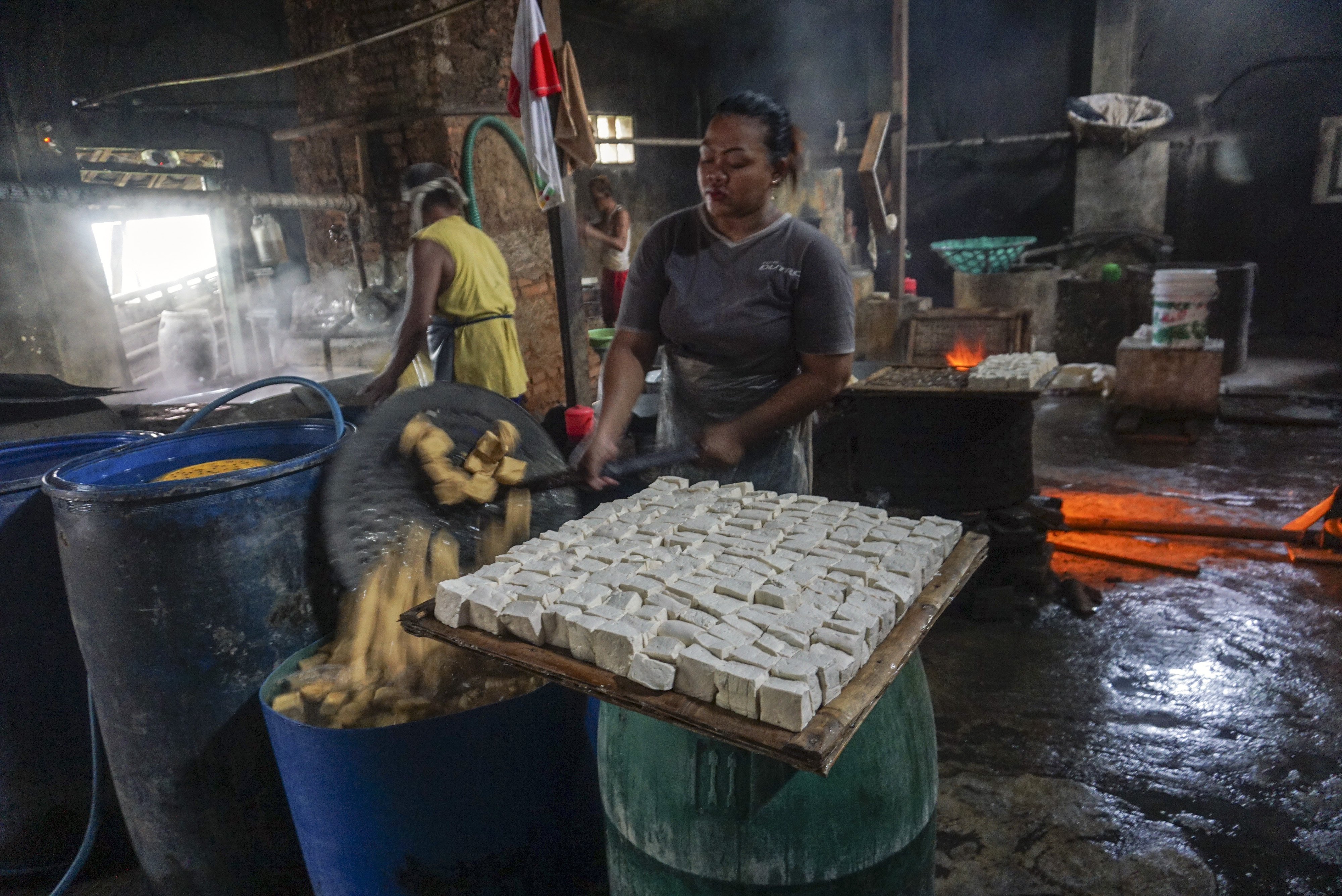 Perajin tahu memproduksi tahu berbahan kedelai di salah satu sentra rumah industri tahu di Kabupaten Batang, Jawa Tengah, Selasa (5/1/2021