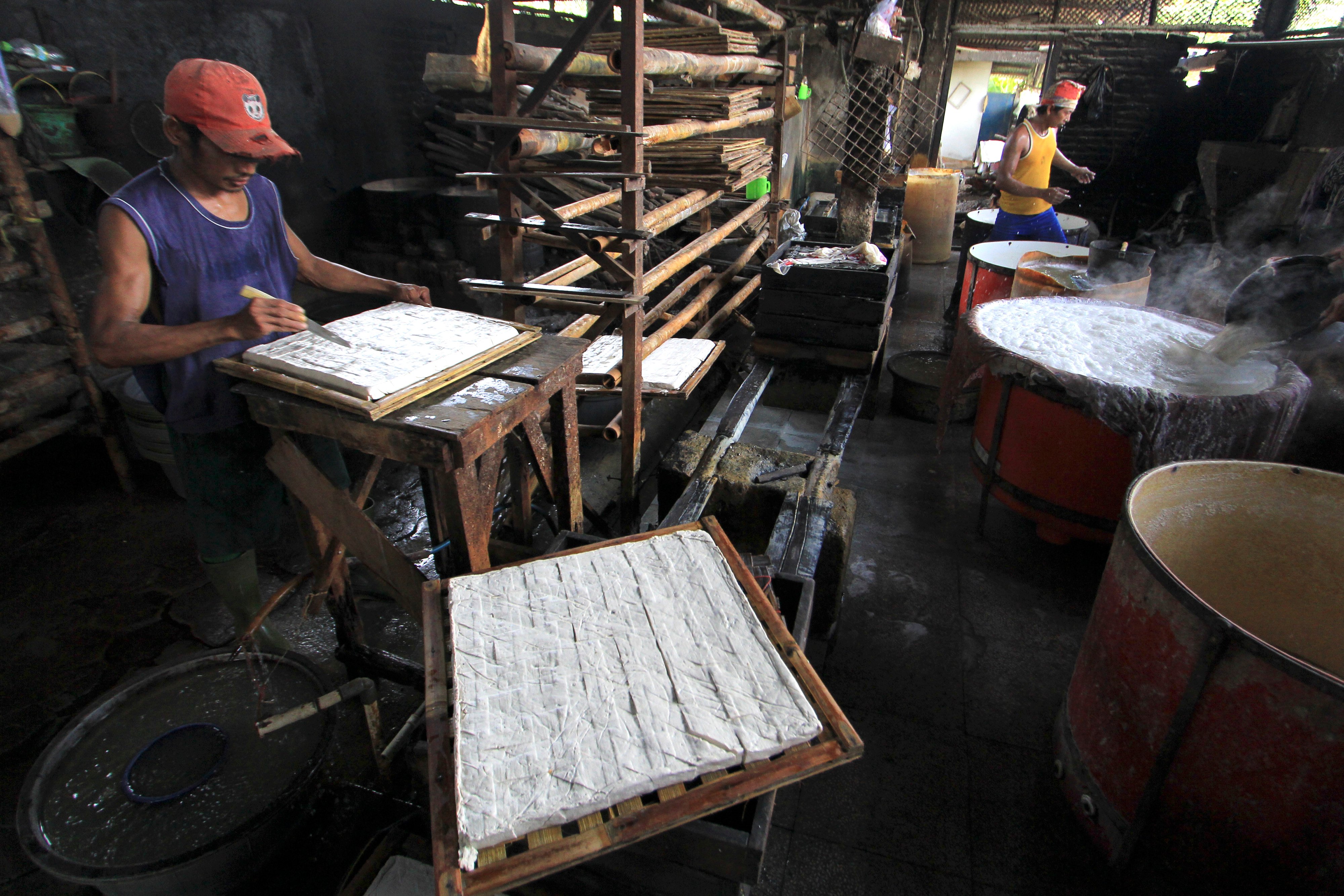 Pekerja menyelesaikan pembuatan tahu di Kelurahan Bojongsari, Indramayu, Jawa Barat.