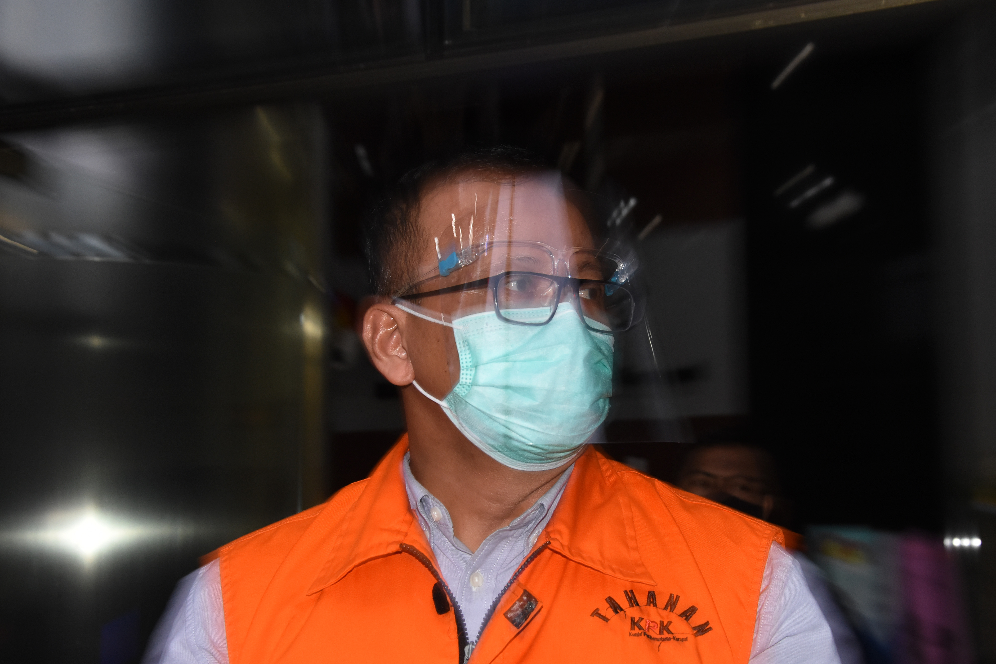 Mantan Menteri Kelautan dan Perikanan Edhy Prabowo berjalan menuju mobil tahanan usai menjalani pemeriksaan di Gedung KPK, Jakarta.