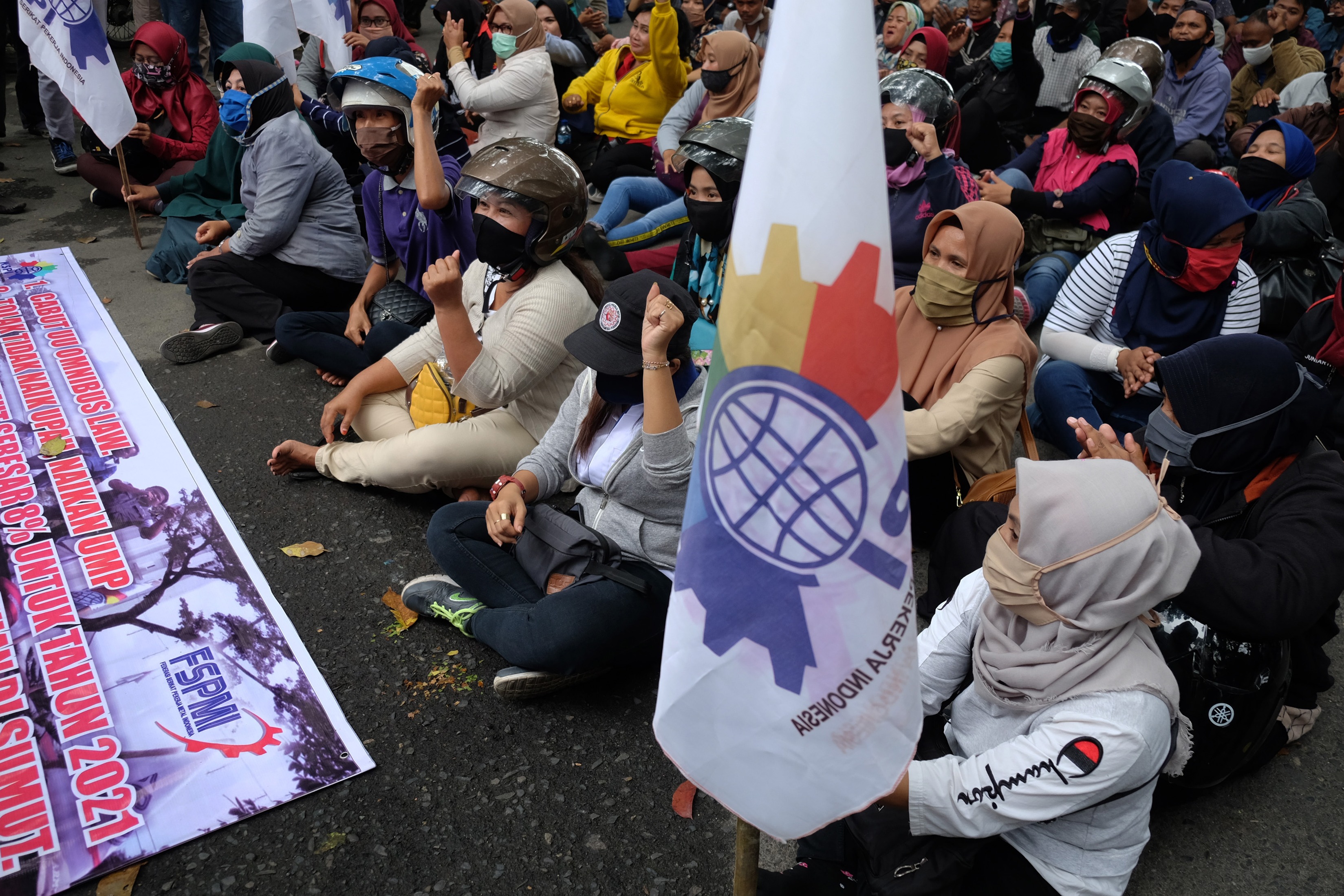 Buruh Konfederasi Serikat Pekerja Indonesia berunjuk rasa di depan Gedung DPRD Sumatra Utara, beberapa waktu lalu.