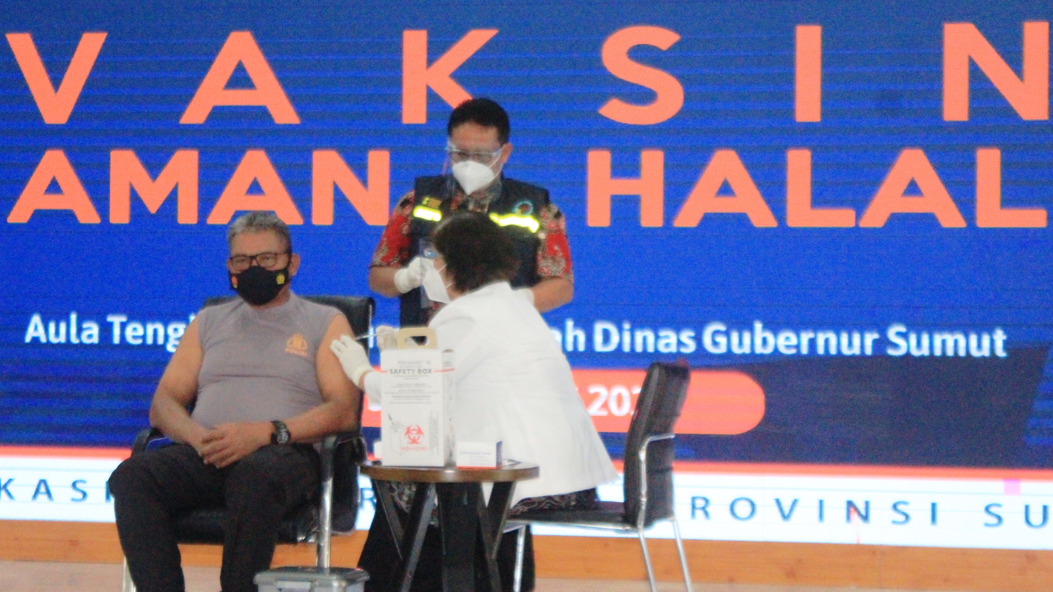 Kapolda Sumut Irjen Martuani Sormin menjalani vaksinasi Covid-19 di Pendopo Rumah Dinas Gubernur di Medan, Kamis (14/1).