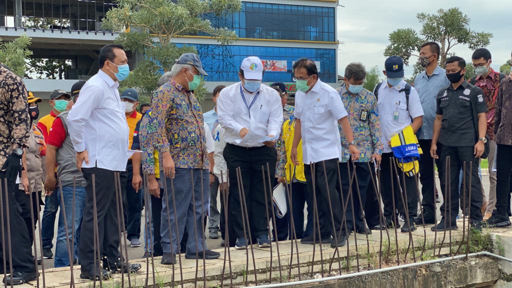 Pelanggaran pemanfaatan ruang di kawasan perumahan Grand Kota Bintang Bekasi berupa: perubahan alur sungai. 