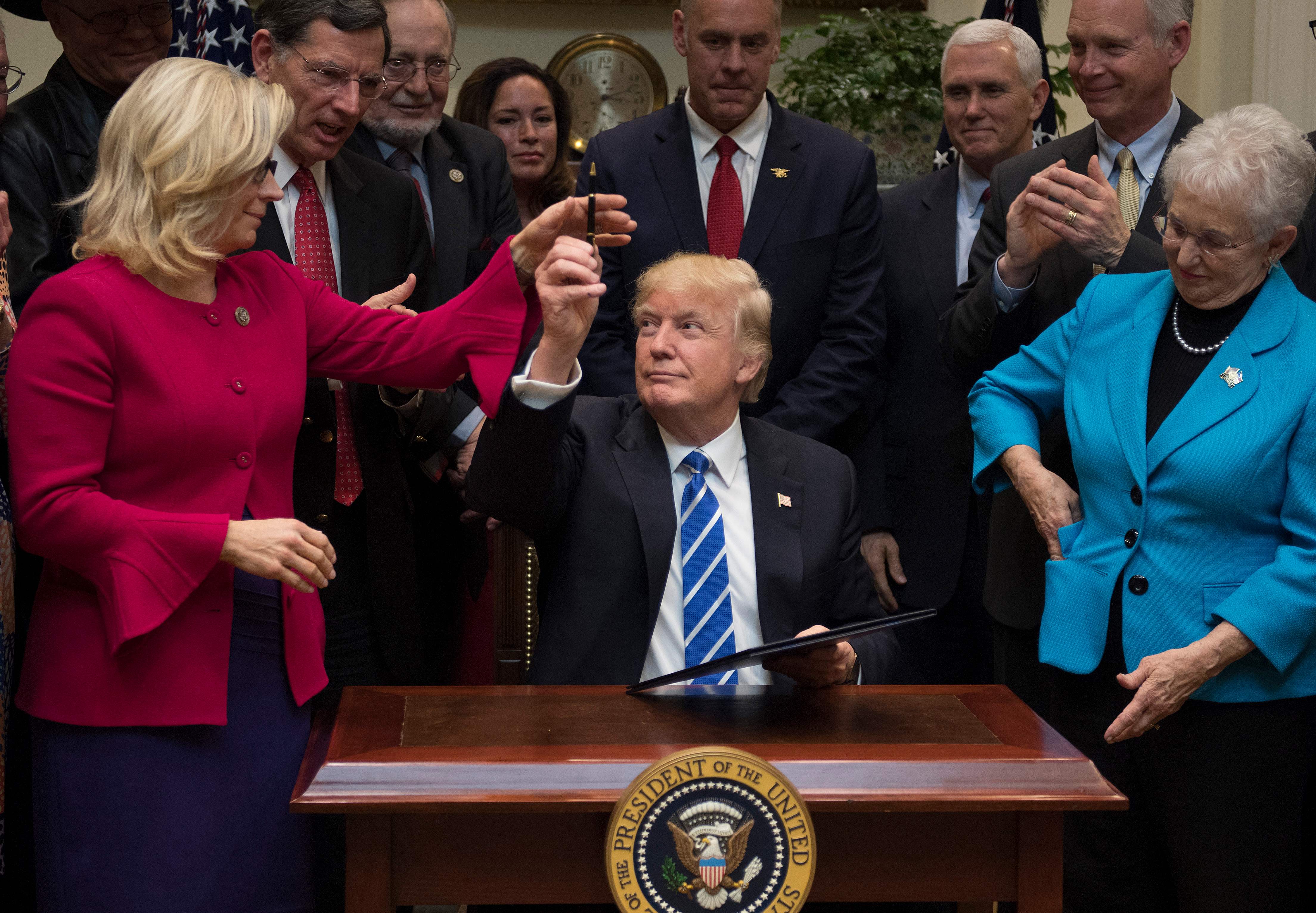 Anggota Kongres AS Partai Republik Liz Cheney (kiri) bersama Presiden Trump di Gedung Putih 2017. Kini ia mendukung Trump jadi terdakwa.