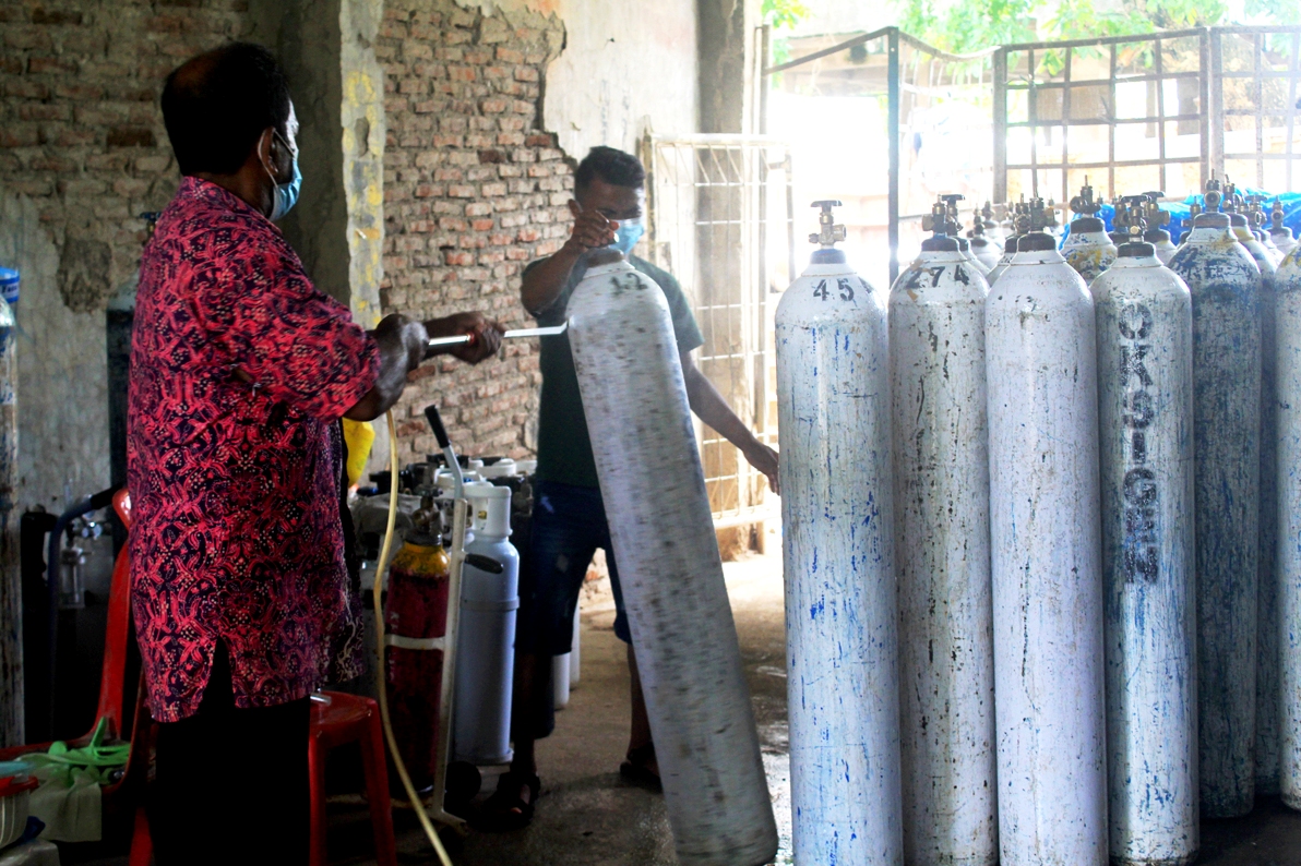 Petugas menyiapkan tabung kosong untuk diisi oksigen tempat pengisian oksigen CV. Kawan Kita di Kota Kupang, NTT.