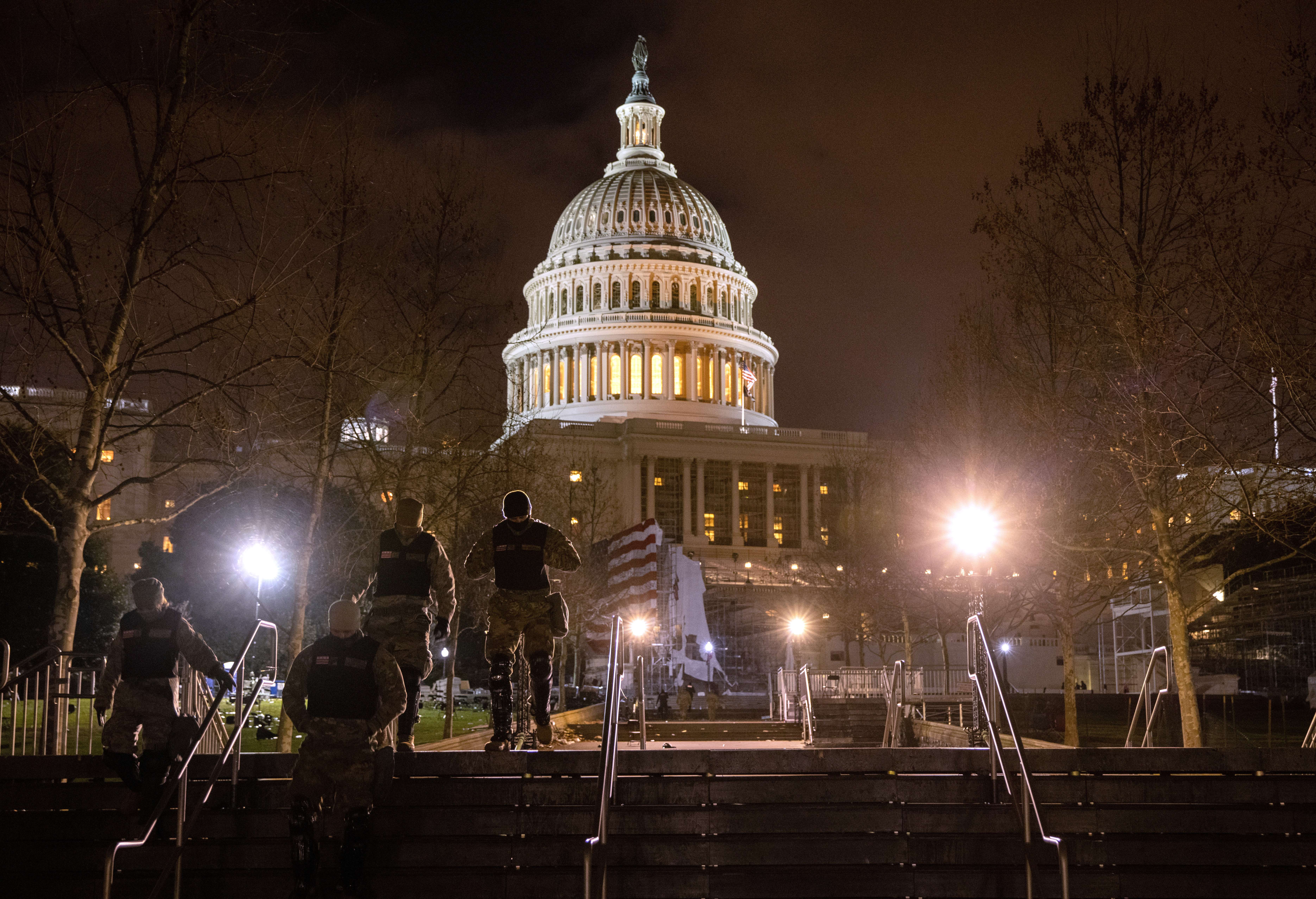 Pasukan Garda AS bersiaga setelah terjadi kekerasan yang dilakukan pendukung Donal Trump di Gedung Capitol.
