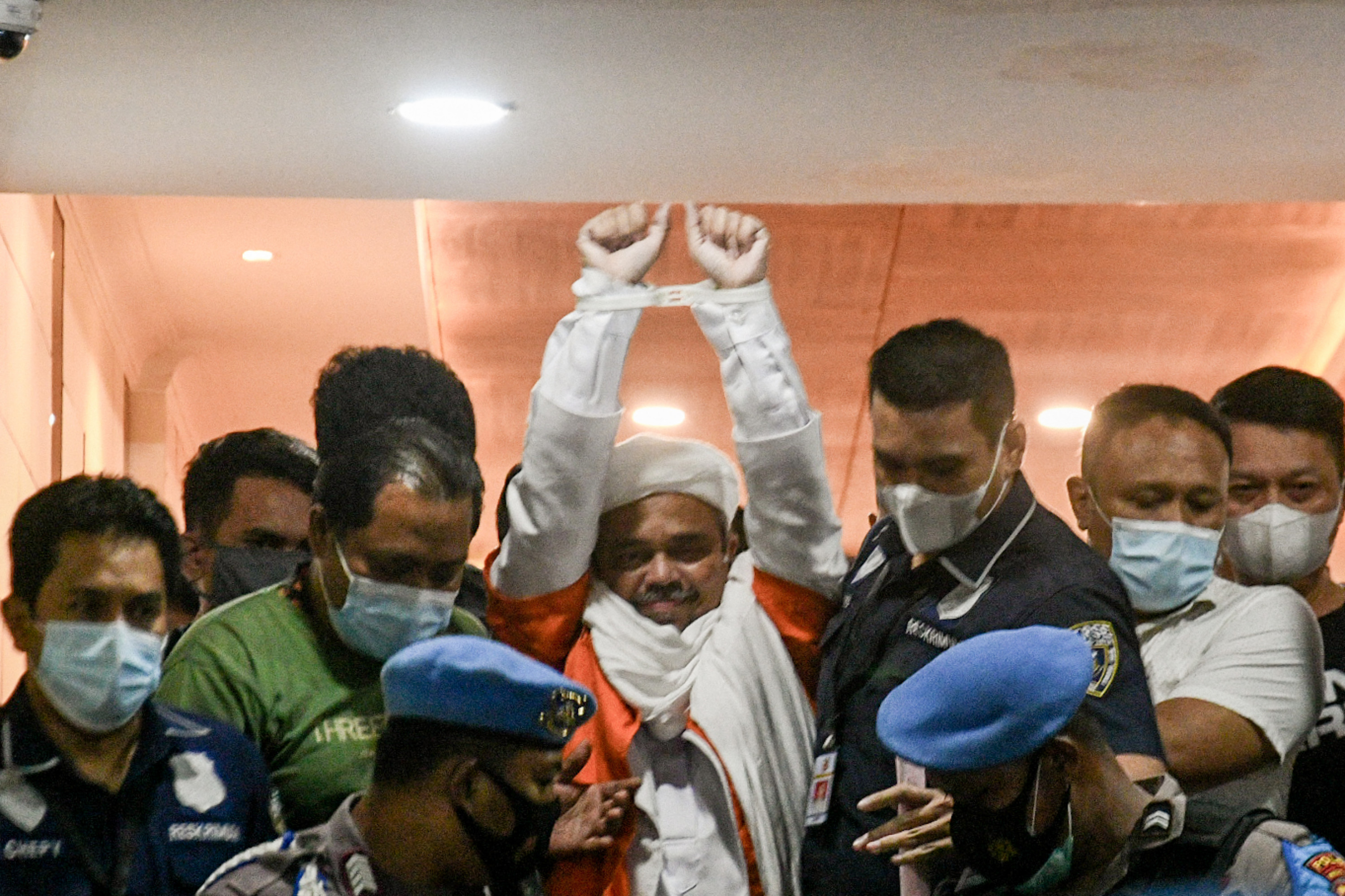 Pentolan FPI Rizieq Shihab (tengah).